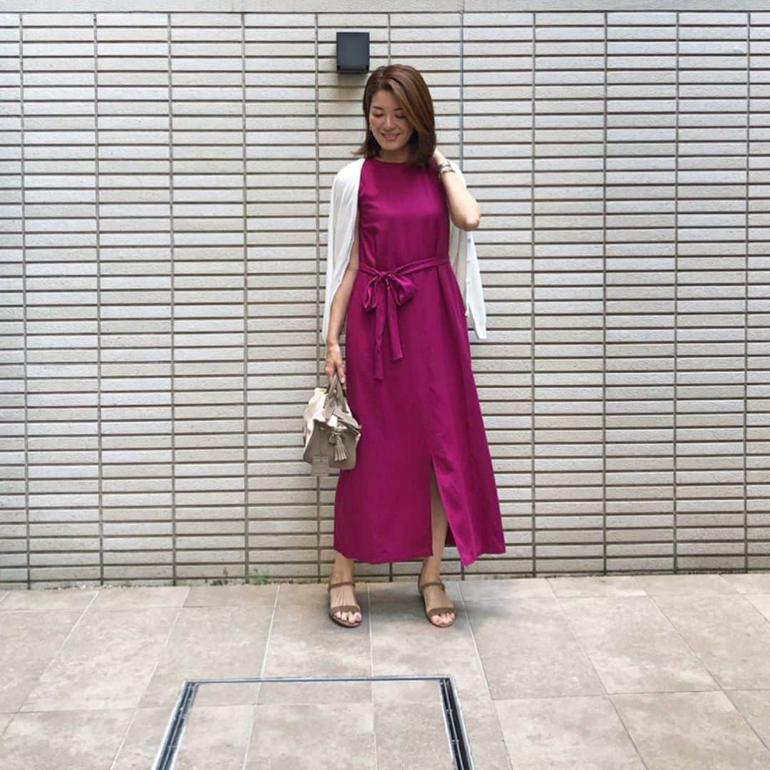 清水愛さんのインスタグラム写真 - (清水愛Instagram)「#outfit  @ua_greenlabel の綺麗なピンクカラーのワンピース👗  カラーはもちろん、絶妙な丈感と前スリットもお気に入りポイントです✨ ＋羽織もので通勤コーデにも🙆‍♀️ 普段、通勤は地味色コーデばかりですが😂今年の夏は綺麗カラーも取り入れたいと思います❣️ . 今回、It WORKS MAY 2019 WOMEN -green label relaxing season catalog-に載せていただきました📖✨ . プロフィールにweb版のリンクを貼っていますので、ご覧いただけたら嬉しいです😊 . . #greenlabelrelaxing #ItWORKS #通勤コーデ #夏カラー」5月12日 18時55分 - aismz0218