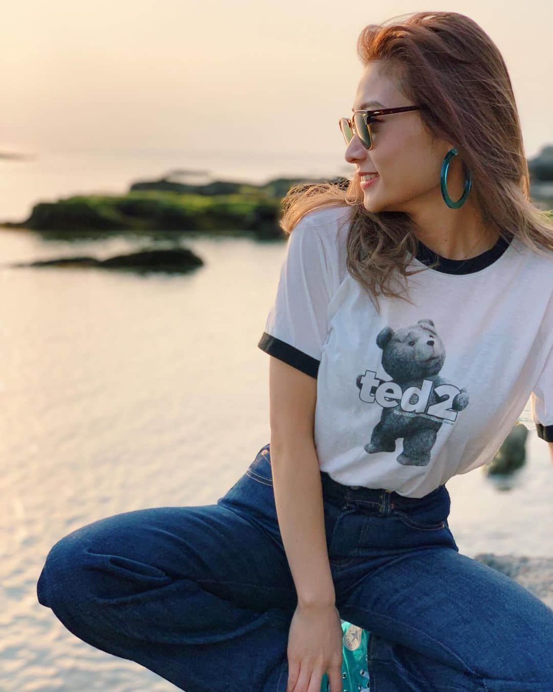 滝口成美さんのインスタグラム写真 - (滝口成美Instagram)「tedのTシャツの宣伝みたいだな🧸 #sunday #sea #sunset #ted #levis #converse #rayban」5月12日 18時59分 - naruxx93