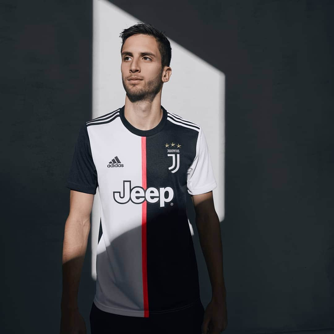 ユヴェントスFCさんのインスタグラム写真 - (ユヴェントスFCInstagram)「Dare to set new standards. ⚫⚪ Our new 19/20 home kit, debuted by the team tonight!#ForzaJuve #DareToCreate #BeTheStripes」5月12日 18時59分 - juventus