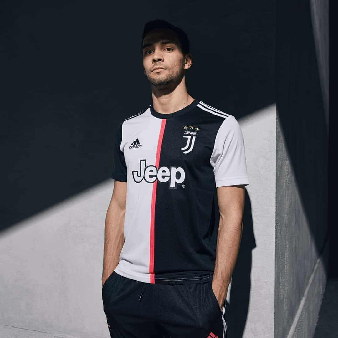 ユヴェントスFCさんのインスタグラム写真 - (ユヴェントスFCInstagram)「Dare to set new standards. ⚫⚪ Our new 19/20 home kit, debuted by the team tonight!#ForzaJuve #DareToCreate #BeTheStripes」5月12日 18時59分 - juventus