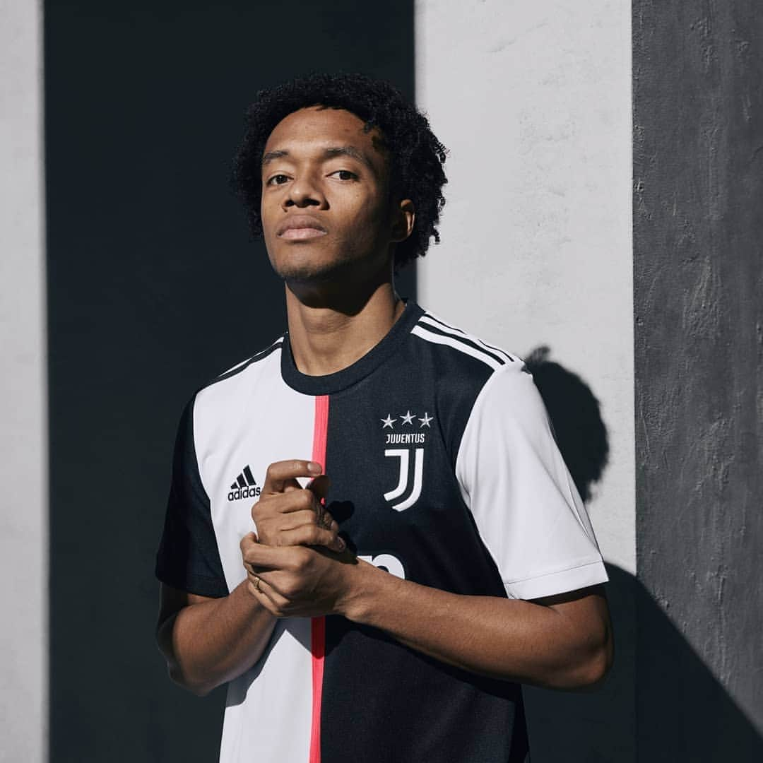 ユヴェントスFCさんのインスタグラム写真 - (ユヴェントスFCInstagram)「Dare to set new standards. ⚫⚪ Our new 19/20 home kit, debuted by the team tonight!#ForzaJuve #DareToCreate #BeTheStripes」5月12日 18時59分 - juventus