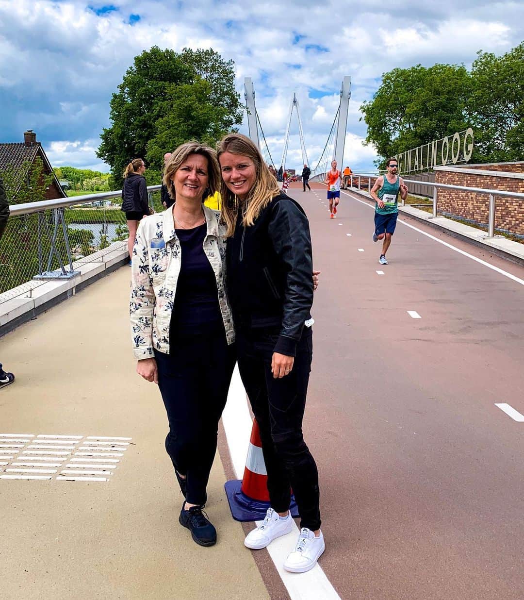 ダフネ・シパーズさんのインスタグラム写真 - (ダフネ・シパーズInstagram)「Quality time with my mom watching the #Utrechtmarathon on the #dafneschippersbridge ☺️🧡🔆 #mothersday」5月12日 19時03分 - dafne_schippers