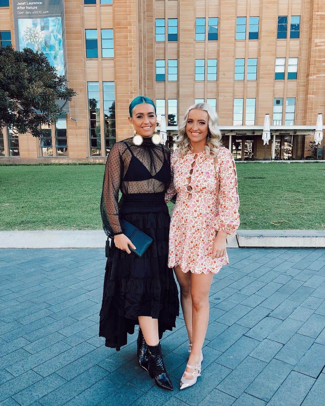 シェパードのインスタグラム：「Such an honour to be invited to the #ajeresort20 runway show tonight. We are huge fans and always love supporting Australian brands. If you are overseas and haven’t yet come across @_aje_ check em out 💗 thank you @hair_by_jools and @fernandohervasmua for waking up at a ridic time on a Sunday for us 💗」