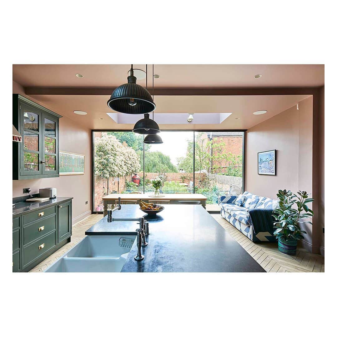 The Modern Houseさんのインスタグラム写真 - (The Modern HouseInstagram)「City Sanctuary: a renovated Victorian home in north London. Link in our bio for the sales particulars.  #northlondon #themodernhouse #interiors」5月12日 19時18分 - themodernhouse