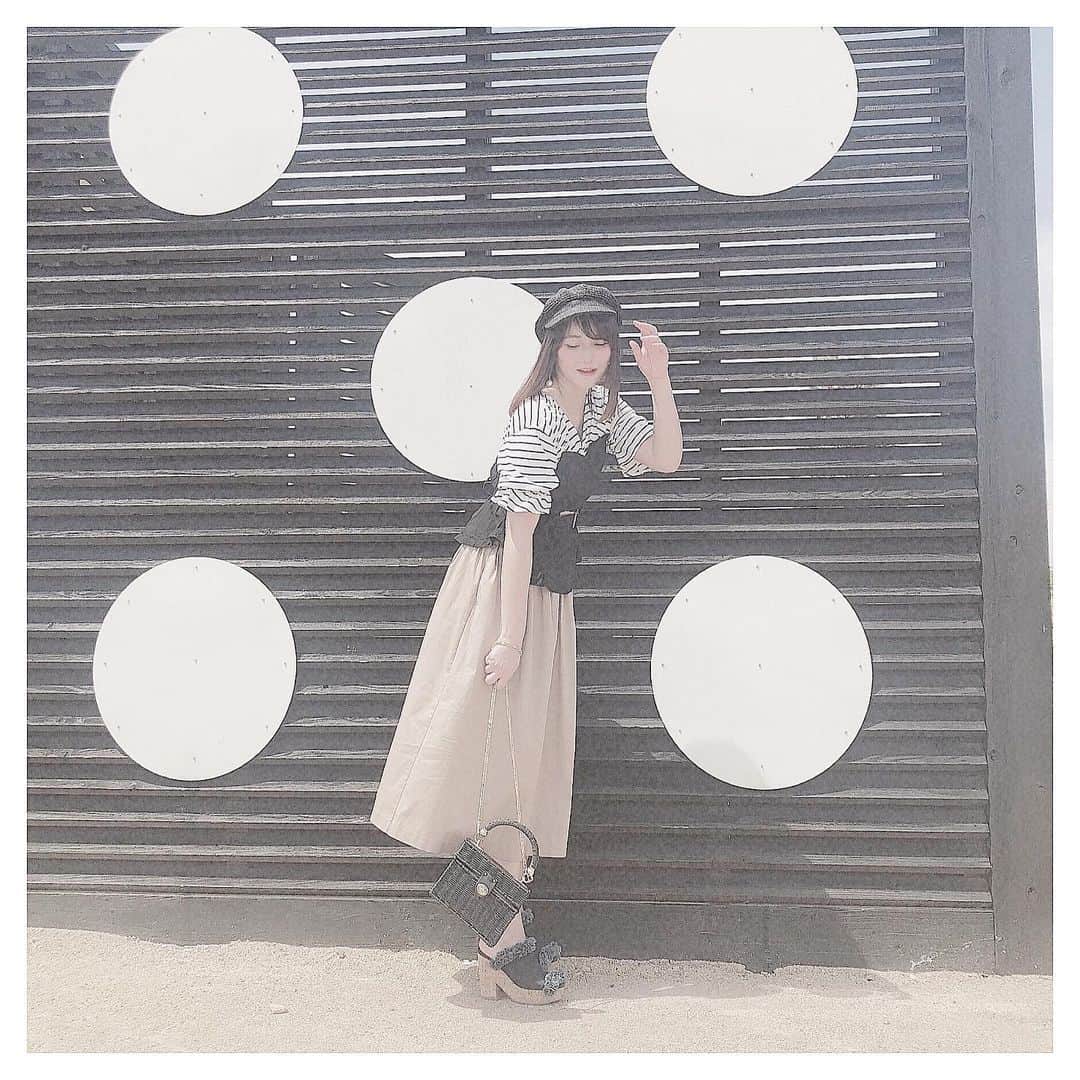 清家麻里奈のインスタグラム：「ふく。  #帽子 #zara #ザラ #ざらじょ #トップス #snidel #スナイデル #スカート #UNIQLO #ユニクロ #ユニジョ #サンダル #snidel #バック #bag #zara #サイコロ の #公園 #かわいかった」