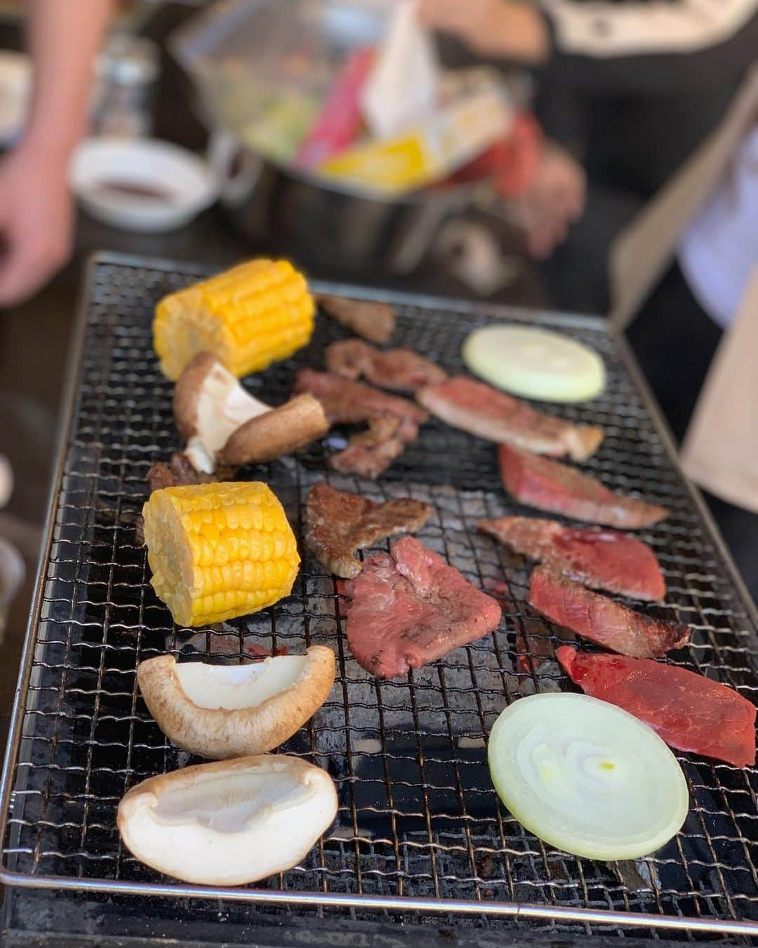 八軒あやねさんのインスタグラム写真 - (八軒あやねInstagram)「今年は何回BBQできるかな〜🥺🍻🍖 兵庫県はBBQできるとこいっぱいあるんです😌💕 #bbq #bbq大好き芸人 #アウトドア #アウトドア女子 #肉 #肉女子 #六甲山 #六甲山bbq #兵庫県 #兵庫 #兵庫県pr」5月12日 19時16分 - ayagram_8_