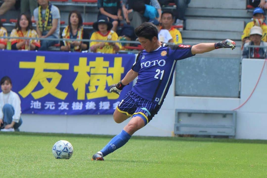 ギラヴァンツ北九州さんのインスタグラム写真 - (ギラヴァンツ北九州Instagram)「本日の福岡県サッカー選手権大会決勝 福岡大学戦は1-0で勝利を収めました✨これで2年ぶりの天皇杯出場となります！  暑い中、たくさんのご来場、ご声援ありがとうございました！ . #giravanz #kitakyushu #北九州 #決勝ゴール #加藤弘堅 #アシスト #國分伸太郎 #今季初出場 #キャプテン #内藤洋平 #公式戦初出場 #後藤大輝 #天皇杯」5月12日 19時17分 - giravanz_kitakyushu