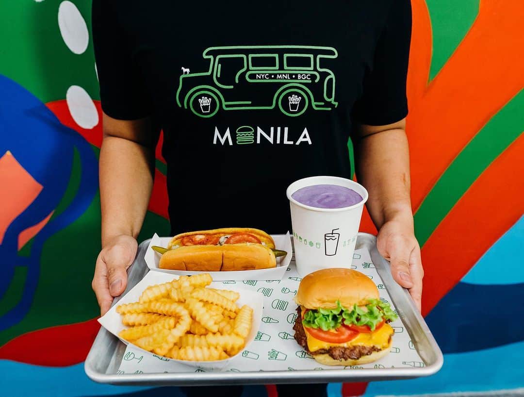 SHAKE SHACKさんのインスタグラム写真 - (SHAKE SHACKInstagram)「We know you’ve been (not so patiently 😉) waiting… Our first-ever Shack in the Philippines is open! 🇵🇭 @shakeshackph is bringin’ ya all the classics + some sweet Manila exclusives. Peep our Story for a crave-worthy intro to the goods, then swing by our Central Square Shack in BGC to try ‘em for yourself! #shakeshack #shakeshackph」5月12日 10時19分 - shakeshack