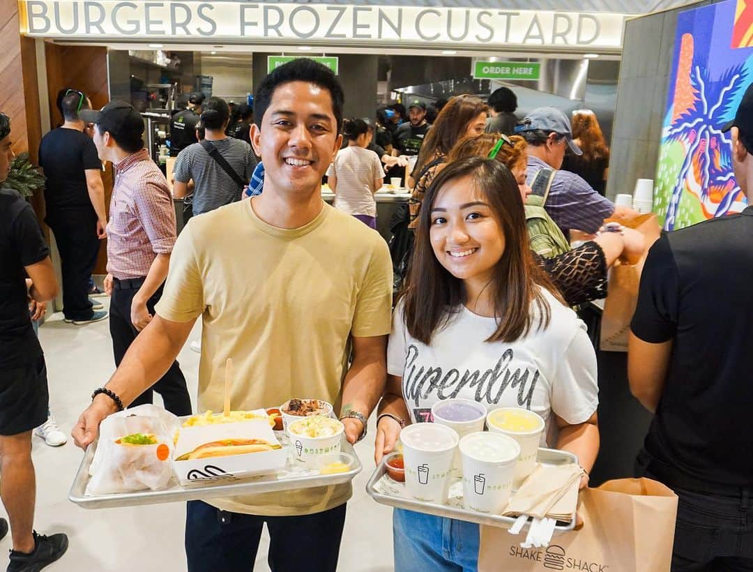 SHAKE SHACKさんのインスタグラム写真 - (SHAKE SHACKInstagram)「We know you’ve been (not so patiently 😉) waiting… Our first-ever Shack in the Philippines is open! 🇵🇭 @shakeshackph is bringin’ ya all the classics + some sweet Manila exclusives. Peep our Story for a crave-worthy intro to the goods, then swing by our Central Square Shack in BGC to try ‘em for yourself! #shakeshack #shakeshackph」5月12日 10時19分 - shakeshack