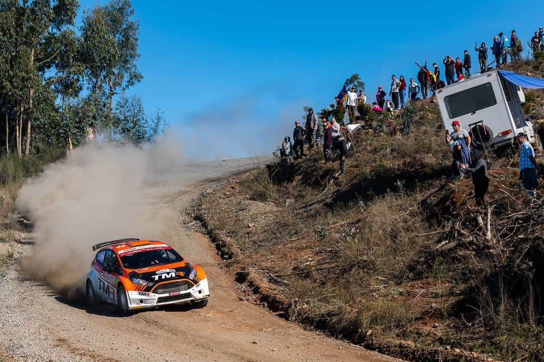 勝田貴元さんのインスタグラム写真 - (勝田貴元Instagram)「‪We fought back to lead in WRC2 by 6sec and 5th in R5 cars.‬ ‪Better day than yesterday for us. One more day to go!‬!👊 📸 @timoanisphotography ‪WRC ラリーチリ🇨🇱 2日目は、初日の24秒の差を逆転して、WRC2のトップで終えました。‬ ‪なんとか昨日のミスを挽回できて良かった。‬ ‪2位とは6秒差。‬ ‪最終日はまた違ったキャラクターのステージ。 道を知り尽くした地元勢相手にどうなるかわかりませんが、やれる事はやり切ります。 @mm.motorsport @danbarritt @officialwrc @wrcrallychile #rallychile #rally #wrc2 #wrc #r5」5月12日 10時28分 - takamotokatsuta