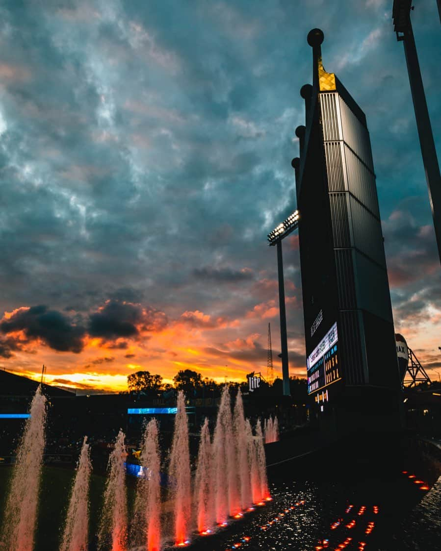 カンザスシティ・ロイヤルズさんのインスタグラム写真 - (カンザスシティ・ロイヤルズInstagram)「Sunset at #TheK. #AlwaysRoyal」5月12日 10時38分 - kcroyals