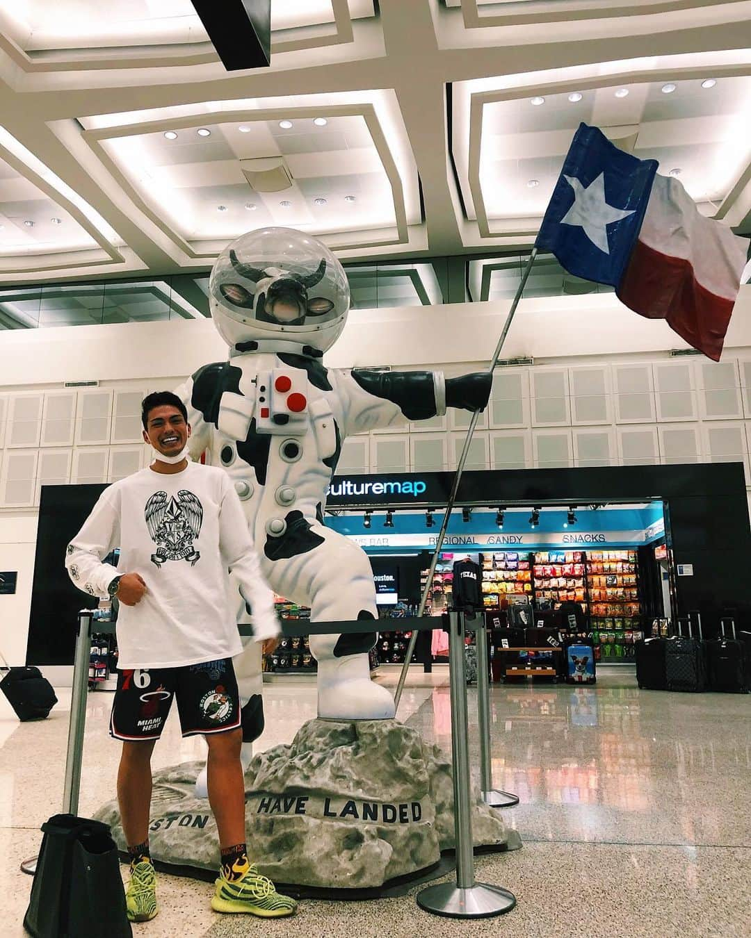 石倉ノアさんのインスタグラム写真 - (石倉ノアInstagram)「Houston .. . the 観光客って感じ。笑 誰も撮っとらんかったし😂 なにしにいったか後日のせますね🤭 . .. #america #houston #nasa #omega #volcom #supreme #nba #yeezyboost350v2 #balenciaga #instagood」5月12日 10時46分 - zeppelin.noah