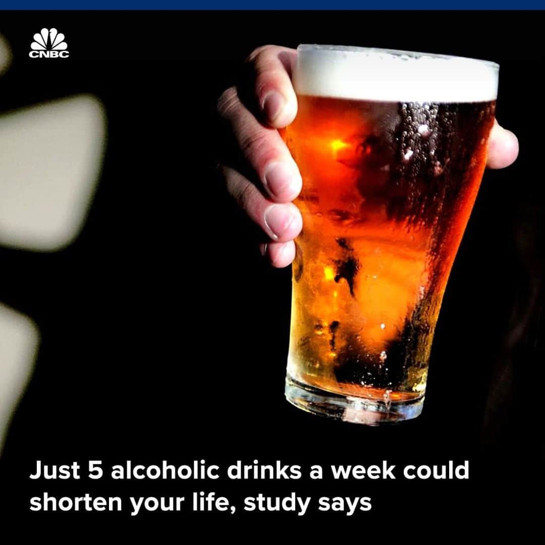 のインスタグラム：「Drinking just 100g of alcohol a week — equal to 5 glasses of wine or pints of beer — increases the risk of mortality, a new study shows. ⠀ ⠀ The research, which analyzed 600,000 people in 19 countries, said that people who drank more were more likely to suffer a stroke, heart failure and fatal aneurysms.⠀ ⠀ Drinking between 200g and 350g of alcohol a week — roughly 10 to 18 glasses of wine or pints of beer — could cut 1 to 2 years off a person's average life expectancy, the study said.⠀ ⠀ Learn more at the link in bio.⠀ *⠀ *⠀ *⠀ *⠀ *⠀ *⠀ *⠀ #nutrition  #wellness #cleaneating #healthyeating #food #healthyfood #diet #lifestyle #healthylifestyle #healthyliving #drinks #drink #drinking #cnbc」