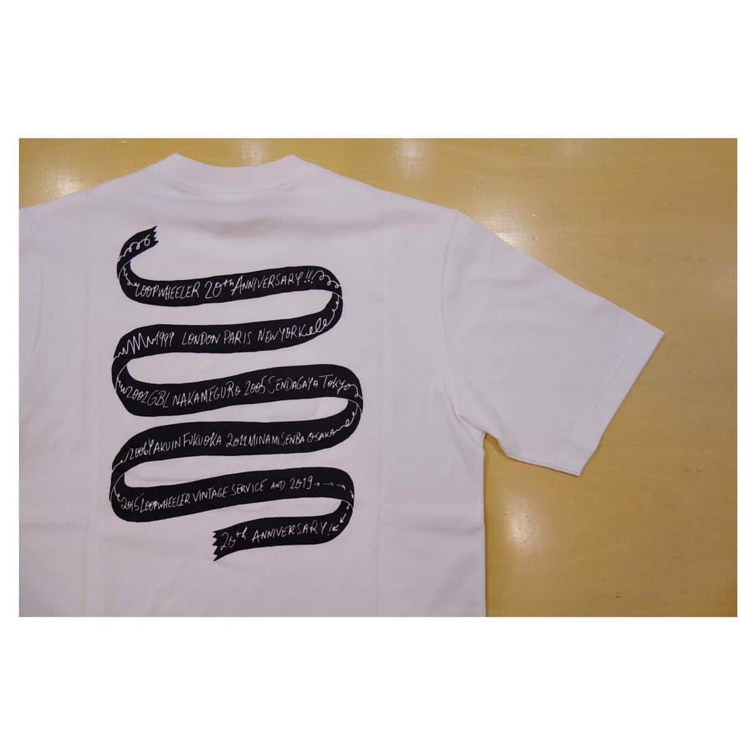 ループウィラーさんのインスタグラム写真 - (ループウィラーInstagram)「*** Bob Foundation リボンTee 入荷です。 . 2019SS企画4部作シリーズ第2弾は、LW20周年記念リボンTeeが本日入荷致しました。 . こちらはバックにも大きなリボンのプリントが入ります！ . カラーはホワイトにブラック、ホワイトにブルー、ブラックにホワイトの3色展開。 販売価格は¥8,500(税抜)です。 . #BobFoundation #ループウィラー #吊り編み #スウェット #定番 #日本製 #ループウィラー大阪 #lw大阪 #和歌山 #大阪 #南船場  #loopwheeler #tsuriami #sweat #sweatshirts #madeinjapan #lwosaka #japan #wakayama #osaka #minamisenba」5月12日 10時53分 - loopwheelerosaka