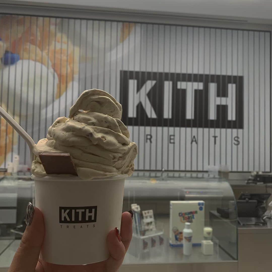 薮下柊さんのインスタグラム写真 - (薮下柊Instagram)「Kith のアイスクリーム🍦 沢山種類があって、自分でもカスタマイズできるんやってさ〜 : : 80sっていう名前のアイスにしたっ : : #nyc  #ニューヨーク #アイス #kith #snarkpark」5月12日 11時09分 - __yabushita_shu__