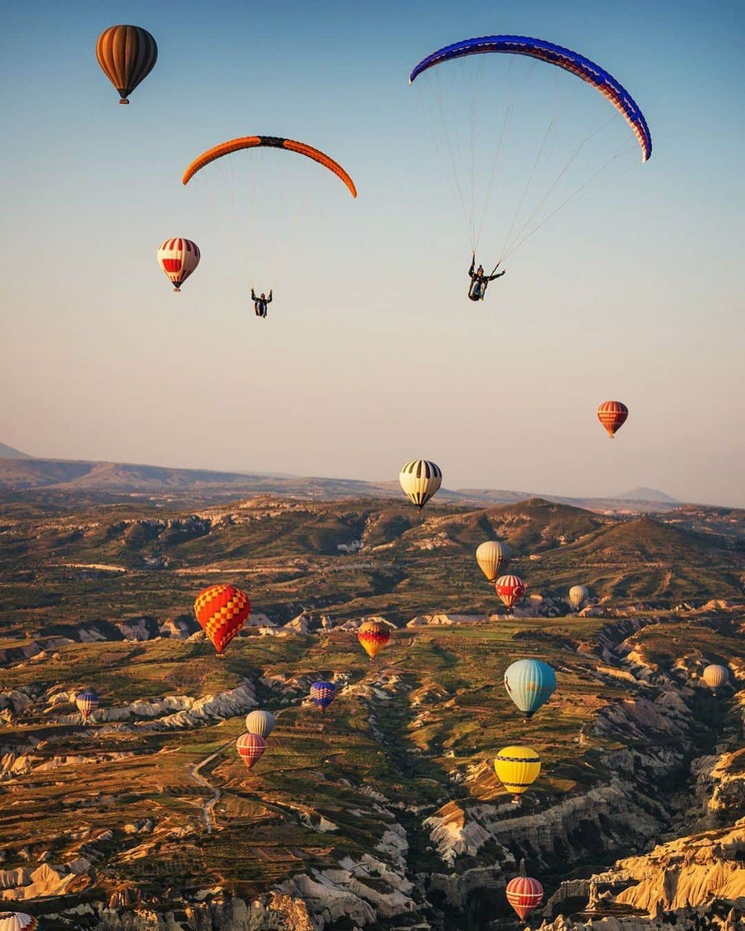 レッドブルさんのインスタグラム写真 - (レッドブルInstagram)「@veso_ovcharov and @loncarpetar take a world record with the triple infinity tumbling synchro. 🏃: @flytheearth #paragliding #style #aerobatic #turkey #sky #nature」5月12日 11時08分 - redbull