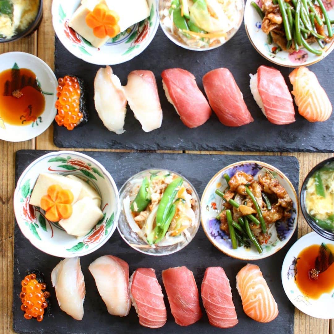 Atsukoさんのインスタグラム写真 - (AtsukoInstagram)「Today's brunch 2019.05.12 ･ ･ 握り寿司 新玉ねぎとスナップエンドウ、ツナ、人参、きゅうりのサラダ ニンニクの芽と豚肉炒め ニラ玉ネギの味噌汁 高野豆腐の煮物 ･ ･ 手まり寿司は作ったこと何回もあるけど、握りは今回がお初。 ちょっとシャリの量が多すぎたかも🙄 まぁいいか。 ･ ･ 今月の #ココノミ さん @coconomi_141 のお野菜達は ･ ･ ★赤穂さんのスナップエンドウ(京都府産) ★今井さんのにんにくの芽(愛知県) ★中山さんの新玉ねぎ(岡山県産) ★吉田さんのニラ(愛知県産) 播本さんのサラダ人参(和歌山県産) 中山さんののらぼう菜(岡山県産) 中井さんのニューサマーオレンジ(愛媛県産) ･ ･ 今回は★印のお野菜を使い作成。 ニンニクの芽って、スーパーでは中国産しか見た事なかったので、国産めちゃくちゃ嬉しかった❤ 母がよく昔作ってくれたやつ。 懐かしかったので作ってみたけど、美味しかった😋 ･ ･ 今日は母の日ですね！ うちは特に何もなさそうですが😅😅 皆様良い休日を🌷」5月12日 11時15分 - sakuracafe001