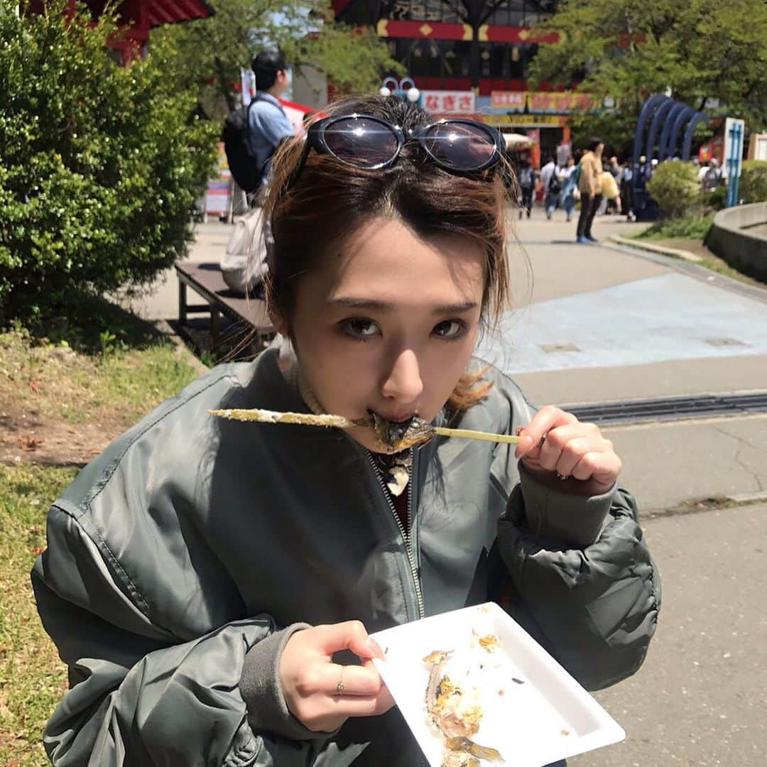 横田彩夏さんのインスタグラム写真 - (横田彩夏Instagram)「富士急でぎゃんなきからの鮎の塩焼きで落ち着く🤣 ええじゃないかは二度と乗らない #可愛らしいアイスよりも魚の塩焼き🐟 . . . #kawaguchilake#yamanashi#instagram#gw#dayoff#trip#shorttrip#trippy#japan#instagood#instadaily#instagramjapan#tb#山梨#河口湖#富士急ハイランド#富士#旅行」5月12日 11時16分 - picowestwood