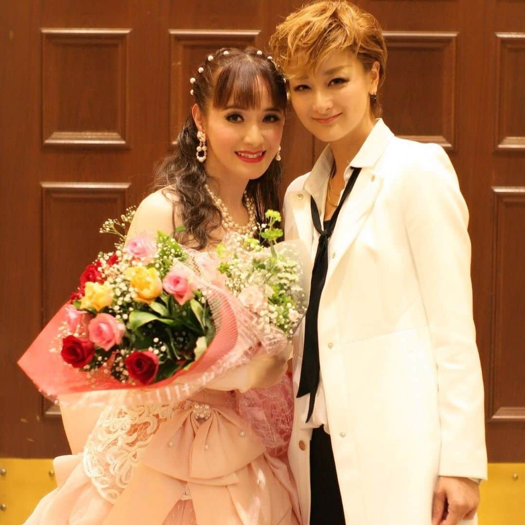 綺華れいさんのインスタグラム写真 - (綺華れいInstagram)「美乃杏花さんの初♡ソロコンサートへ💖  ドレスもヘアスタイルも初めて見る感じー💖  わー超好み(*´艸`*)♡ あーーーーーん💕  かーわーいーいー(*´罒`*)❤️ 見てこの表情💖  ＧＷイベントということで  お子様もご参加できるナンバーも盛りだくさん♡  コニさんならではの魅力がいっぱい詰まった  明るく可愛らしく、そして優しさ溢れる  愛いっぱいのコンサートﾟ･*:.｡❁ MCトークもおもろかった((´∀｀))ヶラx2✨  こんなに可愛らしいのに、、 ･･･ん？可愛いからこそ、あえてなのか？(笑)  まったく飾らないお人柄で  オモローなことに命燃やす(*´∀`)♪ ただ楽しいからだけでなく  そんな優しさだなって(*´艸`*)♡ お客様のあたたかさで  さらに素敵な空間につつまれる( *´꒳`*)♡ そんな中、  わたくしもサプライズでステージへ(*´艸`*)♡ ロミオとジュリエットの「バルコニー」💕 歌い出したコニジュリエットに  客席から「ジュリエット❤️」と叫び 登場(՞ټ՞☝ 大道のベタすぎるサプライズっぷりに(笑)  お客様もキャー✨ってざわめきの大道で  お応えくださる(*´∀`)♪ んふふー❤️ってなるロミオ( ´罒`*)✧" ゆかり来るなら歌ってー♡の言葉に  全然いいよー☆  客席からジュリエットって叫ぼっか(笑)  なんて、  軽い会話からの始まりで  直前に決まったサプライズ。  リハもなしのサプライズすぎて  なんだかめちゃくちゃ緊張したわ💦  お楽しみいただけて何よりでした(*´∀`)♪ 鳴海じゅんさんもご一緒に 「光と影」の宣伝もしてくださり  感謝しかありません💕  私たちのことに必死になってくださりすぎて  ご自身の告知をすっかり忘れてしまったと。。 超ド天然なオチ(՞ټ՞☝ そんなところ、好きです(*´艸`*)♡ 司会進行は上級生の藤本佳子さん♡  さすがの娘役さん💕  声まで上品で美しく  影アナウンスからハッ♡とさせられました  お二人ともキュートさ炸裂( ´罒`*)✧" 初めて宝塚の娘役さんをご覧になった方や  お子様もいらして  the♡娘役なプリンセスに  メロメロになっておられました(*´艸`*)♡ うんうん💖  私までムフムフしてしまうのでした( ´罒`*)❤️ 本当に素敵なコンサート( *´﹀`* )  自身の初ソロコンサートにむけて  超ご多忙の最中、  お得意の手作りクッキーまで  ご用意してくださっておりました♡  愛だ❤️ 生菓子派の私が  美味しすぎて永遠食べ続けられる  超デリシャスクッキーやねん(*´﹃｀*)❤️ ギリギリまで、伺えるかどうか、、 という感じでしたが  本当に拝見出来て嬉しかった(*´∀`)♪ いつもご一緒させて頂くことが多く  客席から拝見するのは凄ーく久しぶりﾟ･*:.｡❁ あらためての可愛さに  きゅんきゅんニヤニヤしてしまう  綺華さんなのでした(*´艸`*)♡ コニさん♡今回も  ありがとうございました( *´꒳`*)♡ #綺華れい #美乃杏花 #娘役 #プリンセス #初ソロコンサート #舞子ビラ  #宝塚OG #宝塚歌劇団 #タカラジェンヌ #美魔女コンテスト #WEB賞受賞 #ジュエリーバッグ #ジュエリーバッグ認定講師」5月12日 11時16分 - rei_ayaka