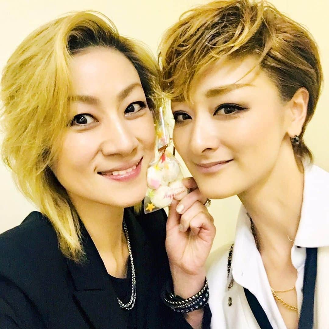 綺華れいさんのインスタグラム写真 - (綺華れいInstagram)「美乃杏花さんの初♡ソロコンサートへ💖  ドレスもヘアスタイルも初めて見る感じー💖  わー超好み(*´艸`*)♡ あーーーーーん💕  かーわーいーいー(*´罒`*)❤️ 見てこの表情💖  ＧＷイベントということで  お子様もご参加できるナンバーも盛りだくさん♡  コニさんならではの魅力がいっぱい詰まった  明るく可愛らしく、そして優しさ溢れる  愛いっぱいのコンサートﾟ･*:.｡❁ MCトークもおもろかった((´∀｀))ヶラx2✨  こんなに可愛らしいのに、、 ･･･ん？可愛いからこそ、あえてなのか？(笑)  まったく飾らないお人柄で  オモローなことに命燃やす(*´∀`)♪ ただ楽しいからだけでなく  そんな優しさだなって(*´艸`*)♡ お客様のあたたかさで  さらに素敵な空間につつまれる( *´꒳`*)♡ そんな中、  わたくしもサプライズでステージへ(*´艸`*)♡ ロミオとジュリエットの「バルコニー」💕 歌い出したコニジュリエットに  客席から「ジュリエット❤️」と叫び 登場(՞ټ՞☝ 大道のベタすぎるサプライズっぷりに(笑)  お客様もキャー✨ってざわめきの大道で  お応えくださる(*´∀`)♪ んふふー❤️ってなるロミオ( ´罒`*)✧" ゆかり来るなら歌ってー♡の言葉に  全然いいよー☆  客席からジュリエットって叫ぼっか(笑)  なんて、  軽い会話からの始まりで  直前に決まったサプライズ。  リハもなしのサプライズすぎて  なんだかめちゃくちゃ緊張したわ💦  お楽しみいただけて何よりでした(*´∀`)♪ 鳴海じゅんさんもご一緒に 「光と影」の宣伝もしてくださり  感謝しかありません💕  私たちのことに必死になってくださりすぎて  ご自身の告知をすっかり忘れてしまったと。。 超ド天然なオチ(՞ټ՞☝ そんなところ、好きです(*´艸`*)♡ 司会進行は上級生の藤本佳子さん♡  さすがの娘役さん💕  声まで上品で美しく  影アナウンスからハッ♡とさせられました  お二人ともキュートさ炸裂( ´罒`*)✧" 初めて宝塚の娘役さんをご覧になった方や  お子様もいらして  the♡娘役なプリンセスに  メロメロになっておられました(*´艸`*)♡ うんうん💖  私までムフムフしてしまうのでした( ´罒`*)❤️ 本当に素敵なコンサート( *´﹀`* )  自身の初ソロコンサートにむけて  超ご多忙の最中、  お得意の手作りクッキーまで  ご用意してくださっておりました♡  愛だ❤️ 生菓子派の私が  美味しすぎて永遠食べ続けられる  超デリシャスクッキーやねん(*´﹃｀*)❤️ ギリギリまで、伺えるかどうか、、 という感じでしたが  本当に拝見出来て嬉しかった(*´∀`)♪ いつもご一緒させて頂くことが多く  客席から拝見するのは凄ーく久しぶりﾟ･*:.｡❁ あらためての可愛さに  きゅんきゅんニヤニヤしてしまう  綺華さんなのでした(*´艸`*)♡ コニさん♡今回も  ありがとうございました( *´꒳`*)♡ #綺華れい #美乃杏花 #娘役 #プリンセス #初ソロコンサート #舞子ビラ  #宝塚OG #宝塚歌劇団 #タカラジェンヌ #美魔女コンテスト #WEB賞受賞 #ジュエリーバッグ #ジュエリーバッグ認定講師」5月12日 11時16分 - rei_ayaka