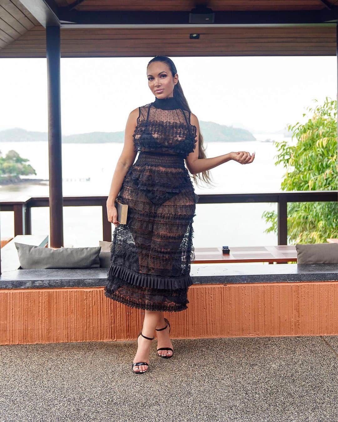 Aylen Aのインスタグラム：「She acts like the summer and walks like the rain. Outfit @fashionnova」