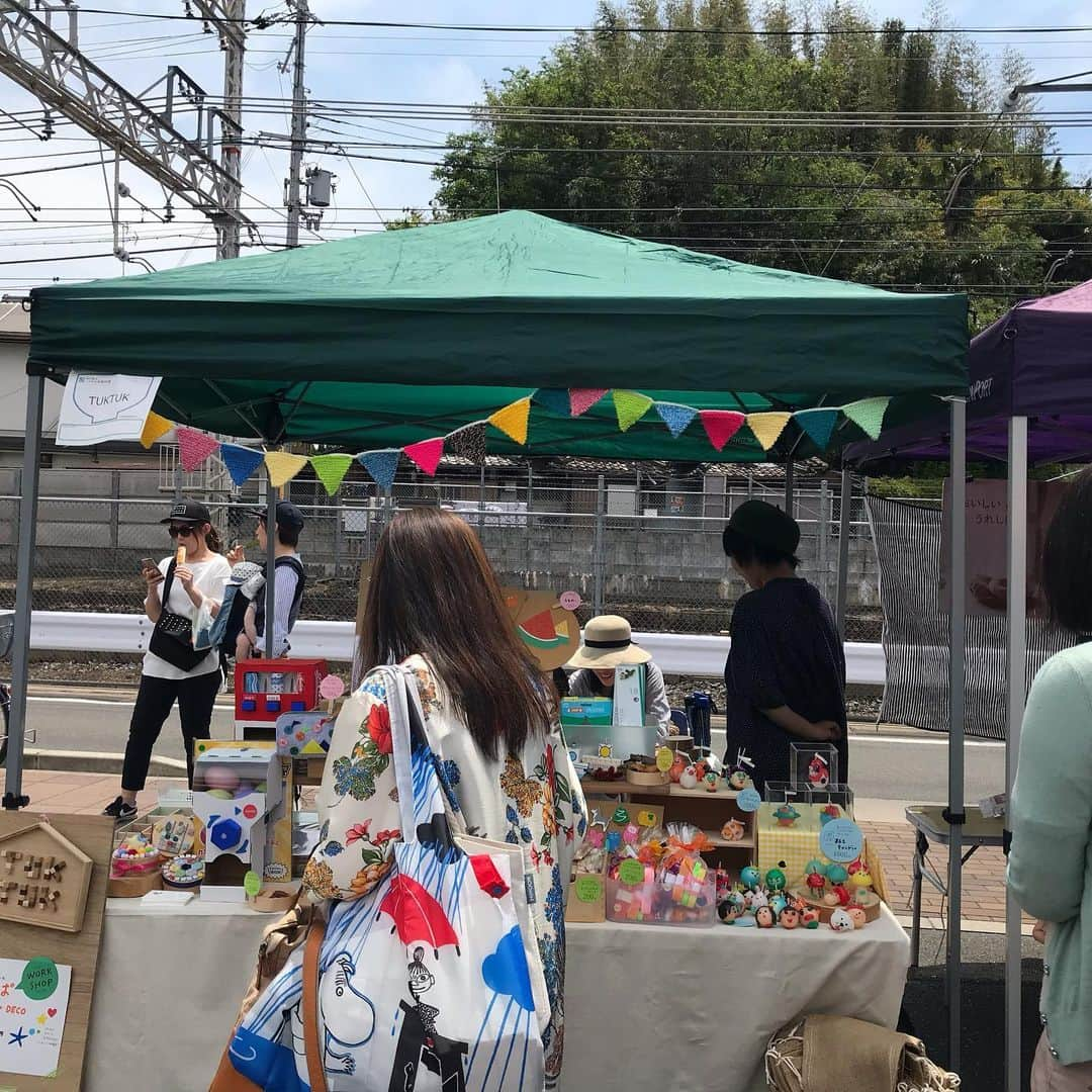 TUKTUKさんのインスタグラム写真 - (TUKTUKInstagram)「枚方宿くらわんか市、出店中です♪ 自動販売機のキットが一時間で完売目前💦 ワークショップも盛況です😊 暑いので気をつけてお越しくださいね！  #tuktuk子ども工作館 #枚方 #くらわんか五六市 #ワークショップ」5月12日 11時24分 - tuk2craft