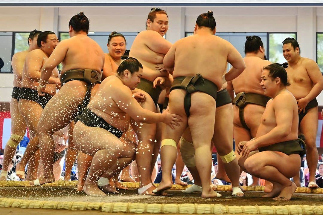 AFP通信さんのインスタグラム写真 - (AFP通信Instagram)「#AFPrepost @afpsport 📷 @charly.triballeau.afp - Sumo wrestlers take part in a traditional ring-entering ceremony as part of a "honozumo," a ceremonial sumo exhibition, on the grounds of Yasukuni shrine in Tokyo. Sumo's top wrestlers took part in an annual one-day exhibition for thousands of spectators within the shrine's precincts. #sumo #honozumo #tokyo」5月12日 11時36分 - afpphoto