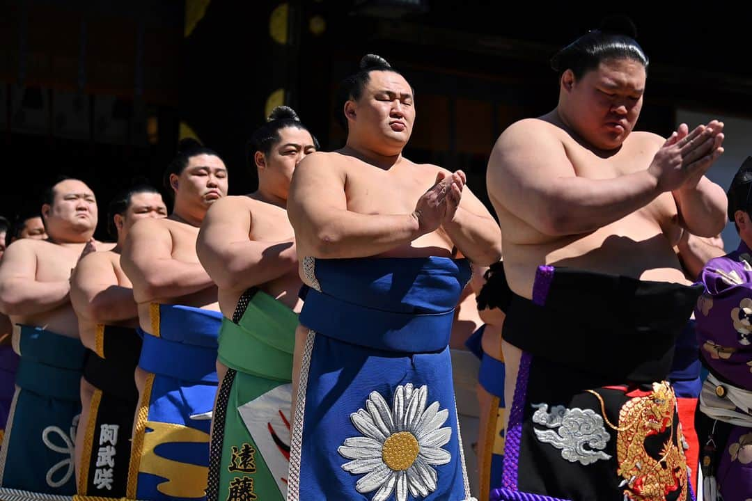 AFP通信さんのインスタグラム写真 - (AFP通信Instagram)「#AFPrepost @afpsport 📷 @charly.triballeau.afp - Sumo wrestlers take part in a traditional ring-entering ceremony as part of a "honozumo," a ceremonial sumo exhibition, on the grounds of Yasukuni shrine in Tokyo. Sumo's top wrestlers took part in an annual one-day exhibition for thousands of spectators within the shrine's precincts. #sumo #honozumo #tokyo」5月12日 11時36分 - afpphoto