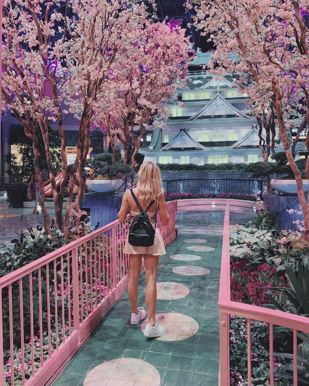 のインスタグラム：「Goodbye Vegas, thanks for the weekend getaway! Also huge thank you to @mgmresortsintl for hosting us and also to Kim at the @parkmgm spa for melting about 80 pounds of tension off my existence. If you ever visit get a massage from her and the lavender sgroppino drink from Primrose and you will reach optimal peak bliss.  Alright I’m ready to go home now 🌸 #mgmambassador #vivalasvegas  also the Bellagio lobby was giving me all the Catching vibes ✨」