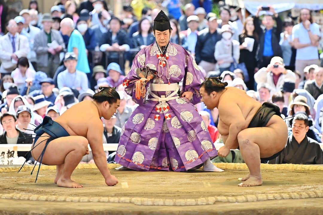 AFP通信さんのインスタグラム写真 - (AFP通信Instagram)「#AFPrepost @afpsport 📷 @charly.triballeau.afp - Sumo wrestlers take part in a traditional ring-entering ceremony as part of a "honozumo," a ceremonial sumo exhibition, on the grounds of Yasukuni shrine in Tokyo. Sumo's top wrestlers took part in an annual one-day exhibition for thousands of spectators within the shrine's precincts. #sumo #honozumo #tokyo」5月12日 11時36分 - afpphoto