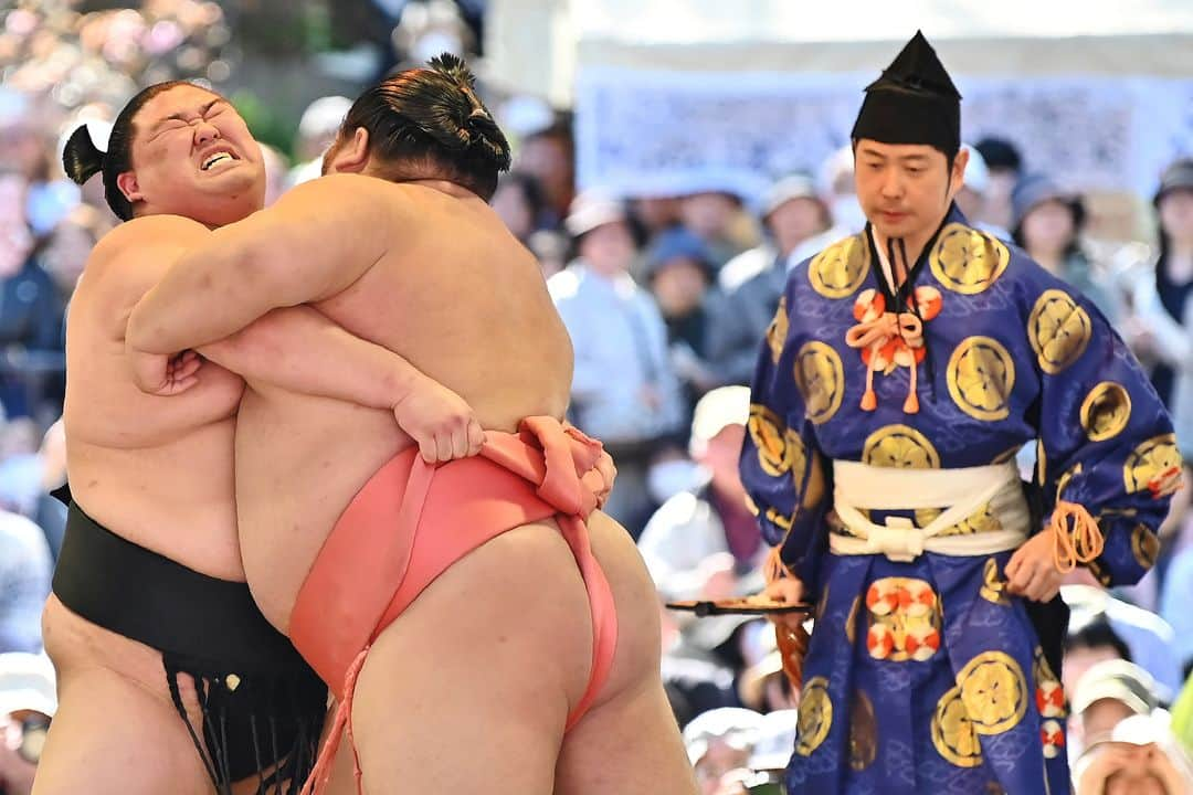 AFP通信さんのインスタグラム写真 - (AFP通信Instagram)「#AFPrepost @afpsport 📷 @charly.triballeau.afp - Sumo wrestlers take part in a traditional ring-entering ceremony as part of a "honozumo," a ceremonial sumo exhibition, on the grounds of Yasukuni shrine in Tokyo. Sumo's top wrestlers took part in an annual one-day exhibition for thousands of spectators within the shrine's precincts. #sumo #honozumo #tokyo」5月12日 11時36分 - afpphoto