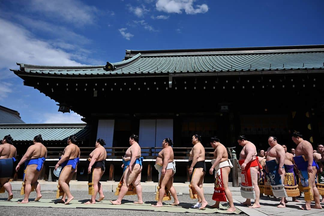 AFP通信さんのインスタグラム写真 - (AFP通信Instagram)「#AFPrepost @afpsport 📷 @charly.triballeau.afp - Sumo wrestlers take part in a traditional ring-entering ceremony as part of a "honozumo," a ceremonial sumo exhibition, on the grounds of Yasukuni shrine in Tokyo. Sumo's top wrestlers took part in an annual one-day exhibition for thousands of spectators within the shrine's precincts. #sumo #honozumo #tokyo」5月12日 11時36分 - afpphoto