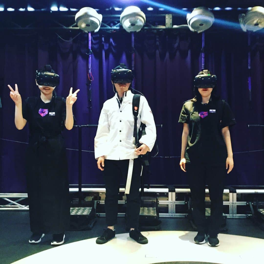 VREX VR Game&Cafe Barさんのインスタグラム写真 - (VREX VR Game&Cafe BarInstagram)「こんにちは😃VREX 新宿店です！ 本日は皆さんお待ちかねのスタッフ募集のお知らせです📢 楽しい楽しいVRやARを体験しながらお仕事ができてしまうわけです。しかもおいしい賄いつき！ こりゃ必見ですわぁ😍 今なら入れる可能性も高いかも！？しれない？そこにいるあなたのやる気次第です！ 2枚目は制服の写真です。 右から皆様に最高のエンターテイメントを提供するゲーム案内のアテンド 一流シェフの証であるキッチン サロンを巻く事で雰囲気抜群のバー ※普段は顔に機械はつけておりません。 みなさんの熱意を是非お待ちしております。また、職場の雰囲気を知っていただくためにもお客様としての来店もまたお待ちしております。 是非気軽に遊びに来てください😘 #バイト #カフェ #おしゃれ #楽しい #新生活 #VR #AR #vr #ar #制服 #かわいい #かっこいい #新宿 #キレイ #アットホーム #いまどき #5月 #シェフ #バー #海外 #黒 #白 #近未来 #ゲーム #嬉しい #優しい #おいしい #賄い #おすすめ #いちおし #東京」5月12日 12時00分 - vrex.shinjuku