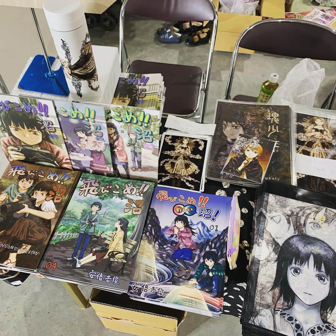 安倍吉俊のインスタグラム：「コミティア A館のP20bです。プリントアウトは、A4版と2L版があります。既刊は飛びこめ！！沼各巻と、塊少年、少女です。サーモボトルが限定で5個あります。」