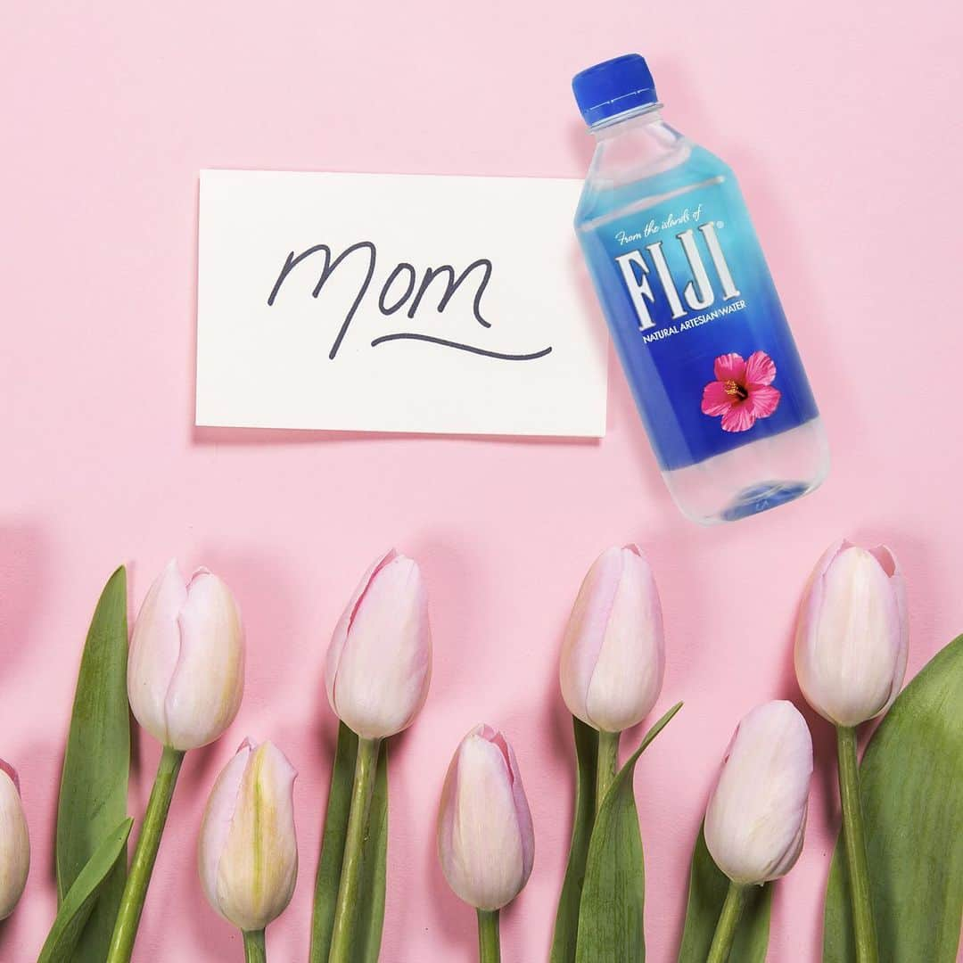 FIJIWaterJapanさんのインスタグラム写真 - (FIJIWaterJapanInstagram)「Happy Mother's Day💐 フィジーウォーターをお母さんにあげるのも👍💙💙 #fijiwater #フィジーウォーター #母の日 #mothersday #happymothersday #いつもありがとう #mom　#mother　#お母さん #水分補給 #ミネラルウォーター #lifewithfijiwater #earthsfinest #water」5月12日 11時32分 - icelandicglacialjp