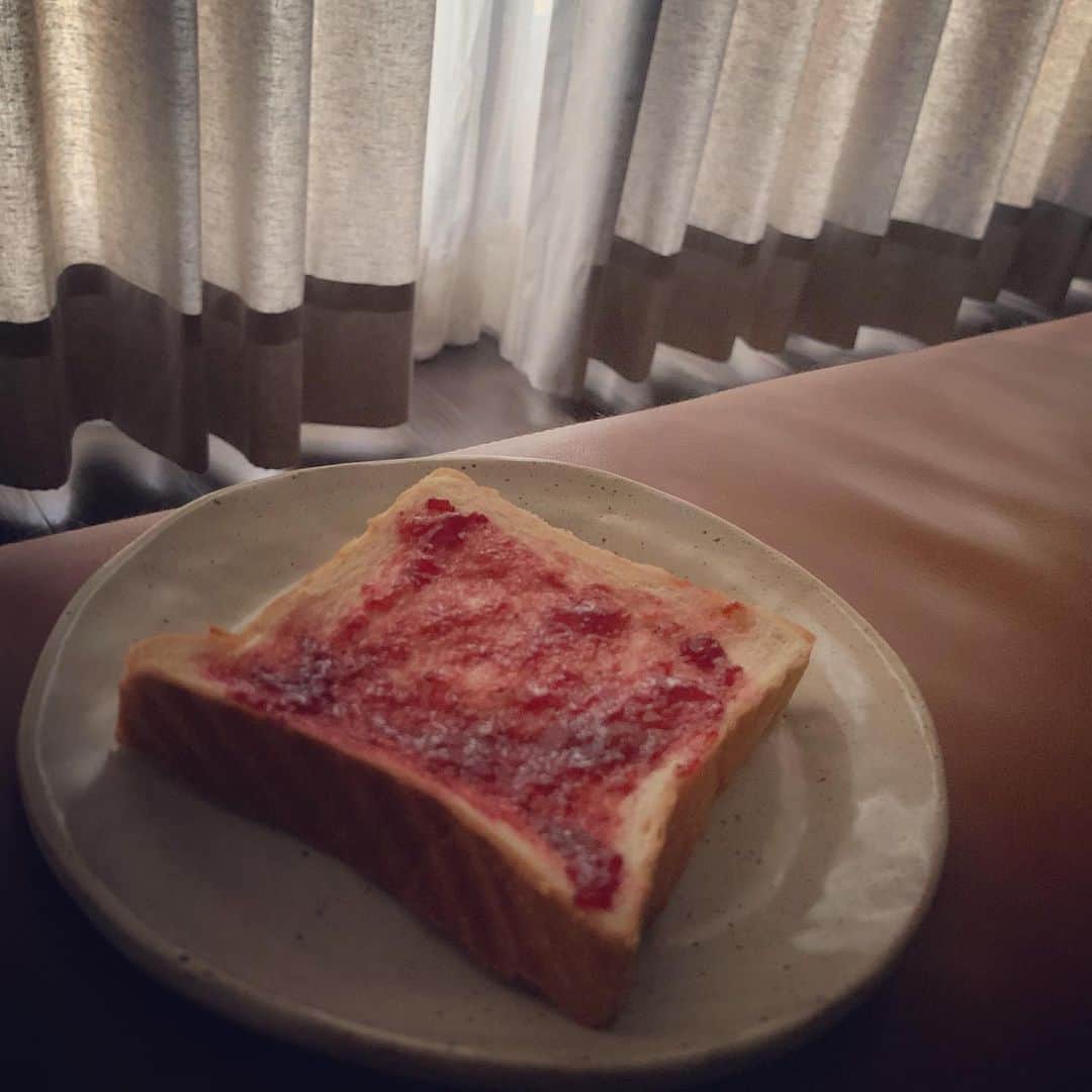 Grace葛瑞瑞さんのインスタグラム写真 - (Grace葛瑞瑞Instagram)「媽媽特權日 能在床上享受孩子準備的早餐🍞」5月12日 11時34分 - yungingrace