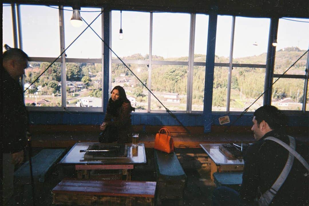 ジュリア バレットのインスタグラム：「Why do we know but act like we don’t?  5.15 #betweenmaybes」