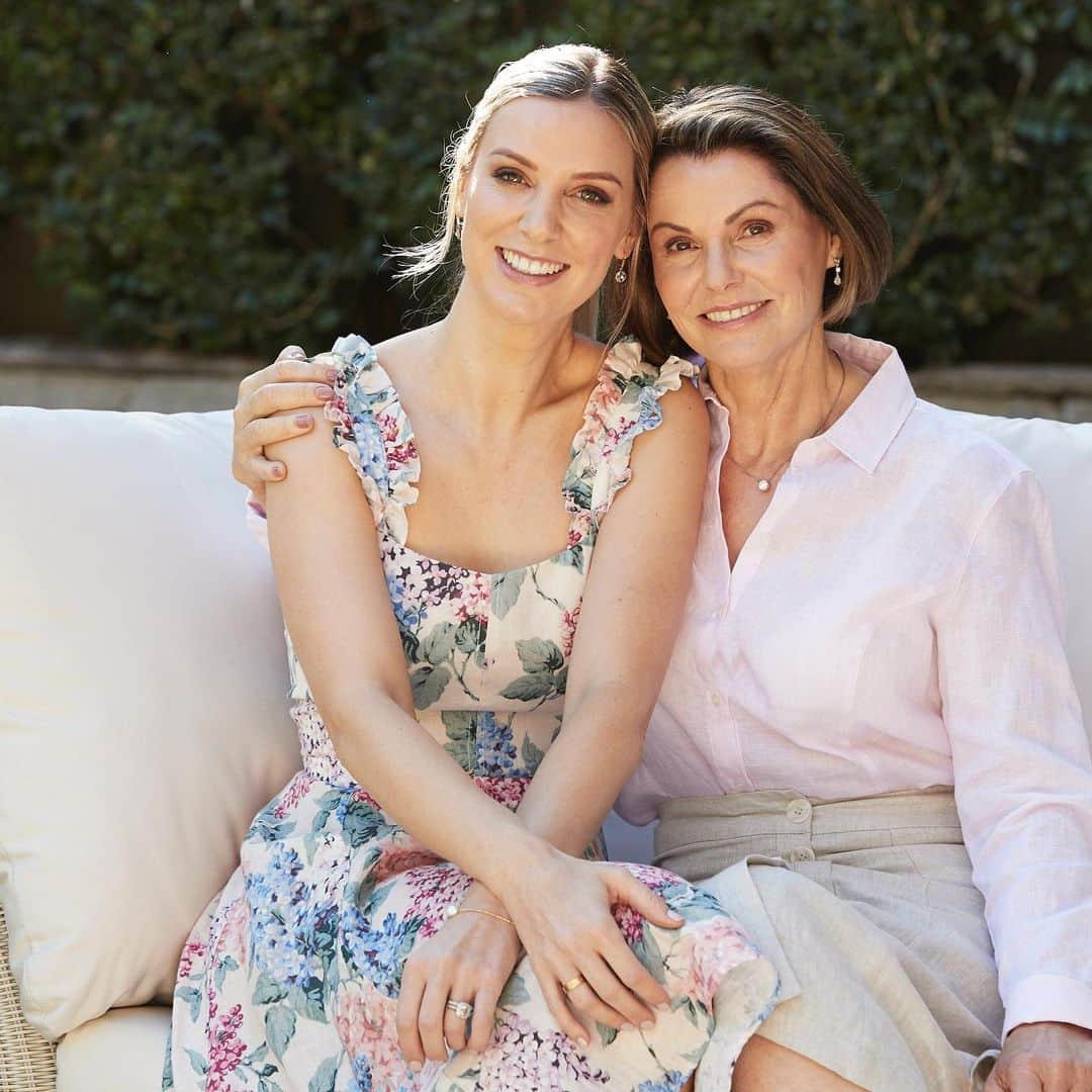 Clarins Australiaさんのインスタグラム写真 - (Clarins AustraliaInstagram)「Happy Mother’s Day! We learn so much from our mums – especially when it comes to skincare and beauty. “My mum has always taught me that your skin is everything,” @thegracetales founder @georgieabay explains. “When I was younger and I’d spend all of my money on clothes, she’d tell me what a waste of money it was – rather, if I was going to invest in one thing, it should be my skin. You have your skin for life… Clarins Double Serum is something we both love.” #ClarinsAus #ClarinsSkincare」5月12日 11時40分 - clarinsanz