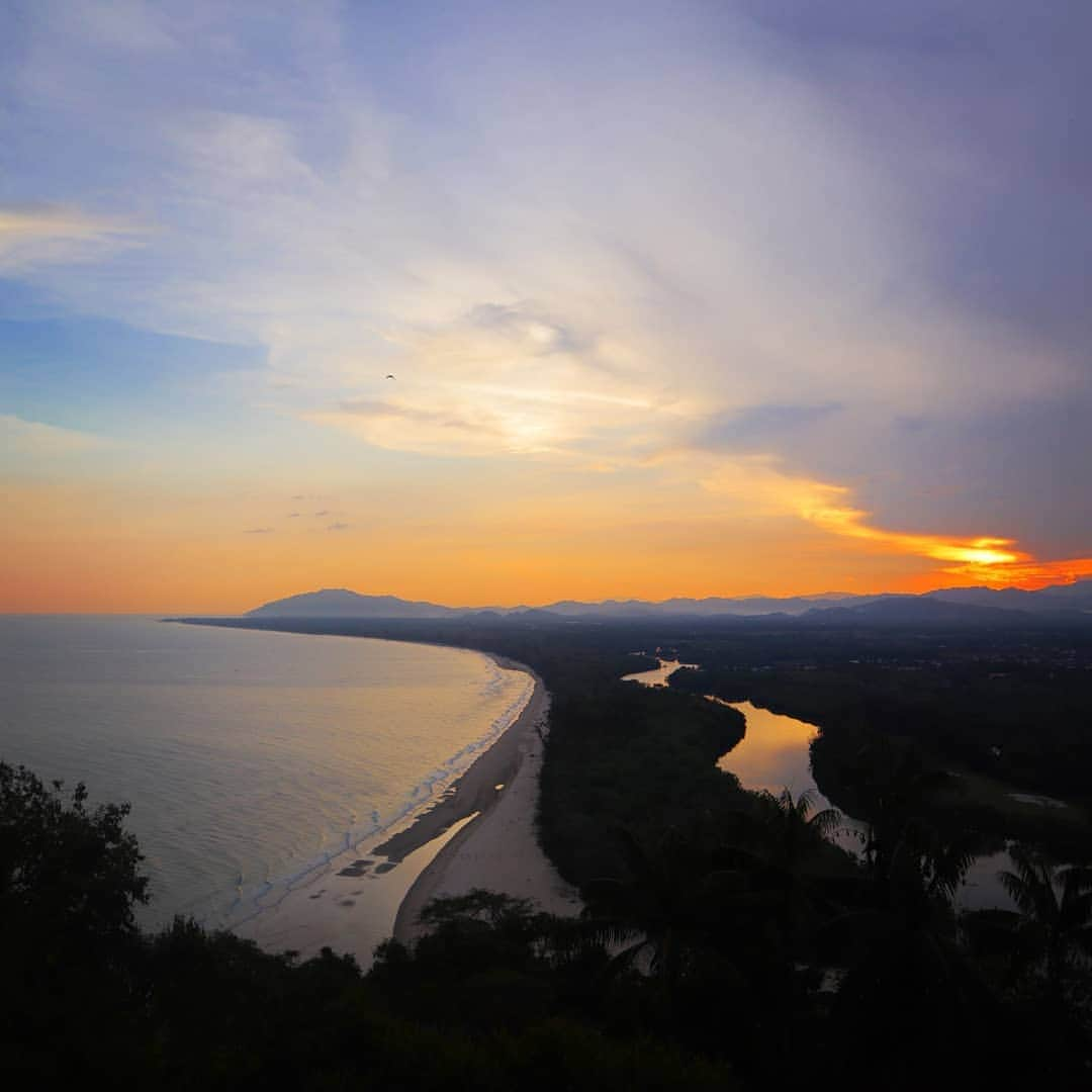 Hairmake Shinoさんのインスタグラム写真 - (Hairmake ShinoInstagram)「． 🌴🌴🌴 Shangri-La's Rasa Ria Resort & Spa, Kota Kinabalu ． 夜明け前に出発🚶 ． 真っ暗な中でのジャングルトレッキングを30分程してのモーニング🍴 ． サルがでます🐒 ヘビもでます🐍 サソリもいます🦂 タランチュラもいます🕷️ ． 早朝からアマゾンの奥地にいる気分になりました😂😂 ． 日本では中々ないシチュエーションですが、頂上での朝食はとても素敵なロケーションでした🥂💕 ． ． @shangrilarasaria @tourismmalaysia_japanoffice @sabahtourism #マレーシア #ボルネオ島 #サバ州 #コタキナバル #sabahtourismjpn #sabahtourism #myshangrila #genic_絶景と秘話#旅 #アジア #アジア旅行 #photography #女子旅 #海外旅行 #🇲🇾 #✈️ #trip #travel #旅したくなるフォト  #旅行好きな人と繋がりたい #写真撮ってる人と繋がりたい  #カメラ好きな人と繋がりたい  #ファインダー越しの私の世界  #カメラ女子」5月12日 12時02分 - hairmakeshino