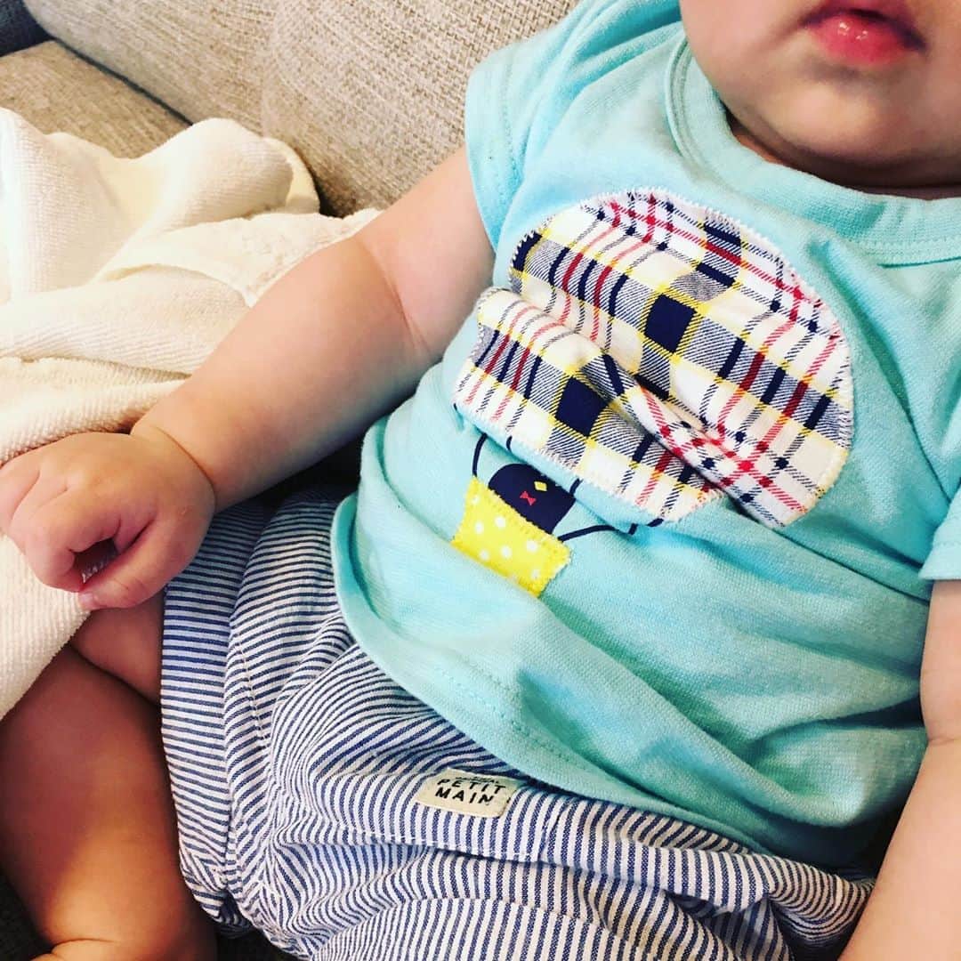 百千糸のインスタグラム：「今までずっとロンパースを着せていたけど、遅ばせながら2ピースデビュー。笑 一気に男の子感が増しました！！ 今の季節少し肌寒かったり暑かったりで何を着せたら良いのか分からない。。。汗💦」