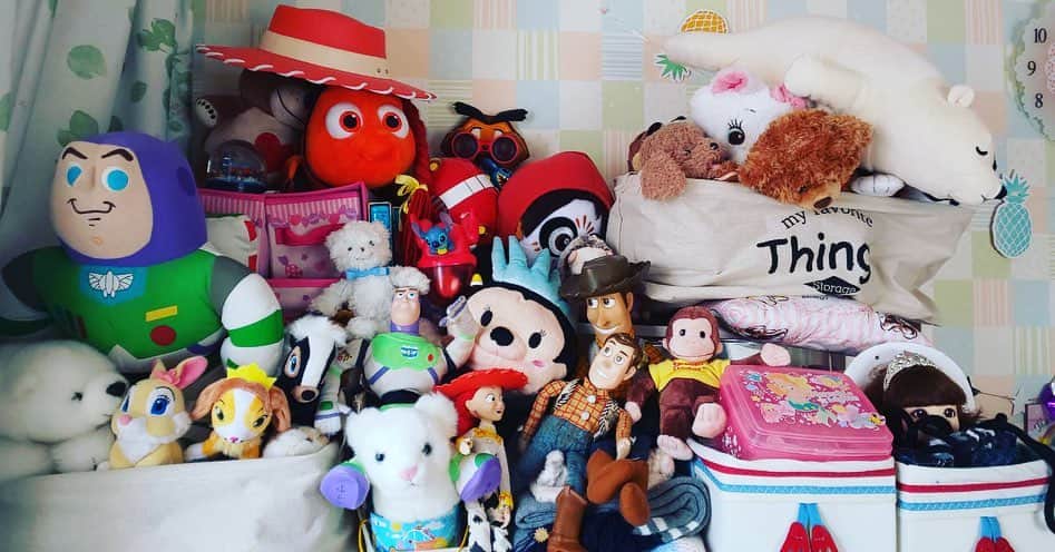 長田成哉のインスタグラム：「妹に受け継がれし、うちのリアルトイストーリー。 #ディズニー #ピクサー #おもちゃ #子供の頃遊んでいた #おもちゃで遊ぶのが大好きだった #みんなはポケモンしてた #俺はポケモンのおもちゃで遊んでた #このバズは1度乾燥機にかけてしまって脚がめちゃくちゃ縮んだ🦵 #大学生になったアンディに感情移入しかしなかった #3は何回見ても号泣」