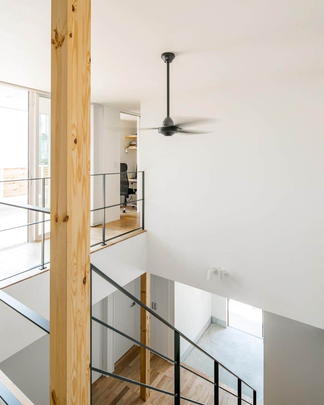 ルポハウス一級建築士事務所さんのインスタグラム写真 - (ルポハウス一級建築士事務所Instagram)「・ ・ ・ ロフトに上がる階段横に、ちょっと立ち止まれるワークスペースを。 ・ 家族の居場所を感じながら、一人になりたい空間を確保できます。 ・ ・ ・ 𓐌𓐌𓐌𓐌𓐌𓐌𓐌𓐌𓐌𓐌𓐌𓐌𓐌𓐌𓐌𓐌𓐌𓐌  ルポハウスの施工事例はこちらまで☞ @reposhouse  𓐌𓐌𓐌𓐌𓐌𓐌𓐌𓐌𓐌𓐌𓐌𓐌𓐌𓐌𓐌𓐌𓐌𓐌 #ルポハウス は#ちょっとかっこいい家 を"友人のために" という思いでつくっています。 一生に一度の#マイホーム。 「あなたにしかできない」×「ルポハウスだからできる」で、 私たちだけの#家づくり を思いっきり楽しんでみませんか？！ ・ ・ ・ #住宅 #注文住宅 #新築一戸建て #シンプルな暮らし #デザイナーズ住宅  #一級建築士事務所 #設計事務所 #design #simple #滋賀県大津市 #滋賀県草津市 #滋賀県栗東市 #ワークスペース #階段横 #ロフト階段 #階段インテリア #シーリングファン #吹き抜けのある家」5月12日 11時57分 - reposhouse