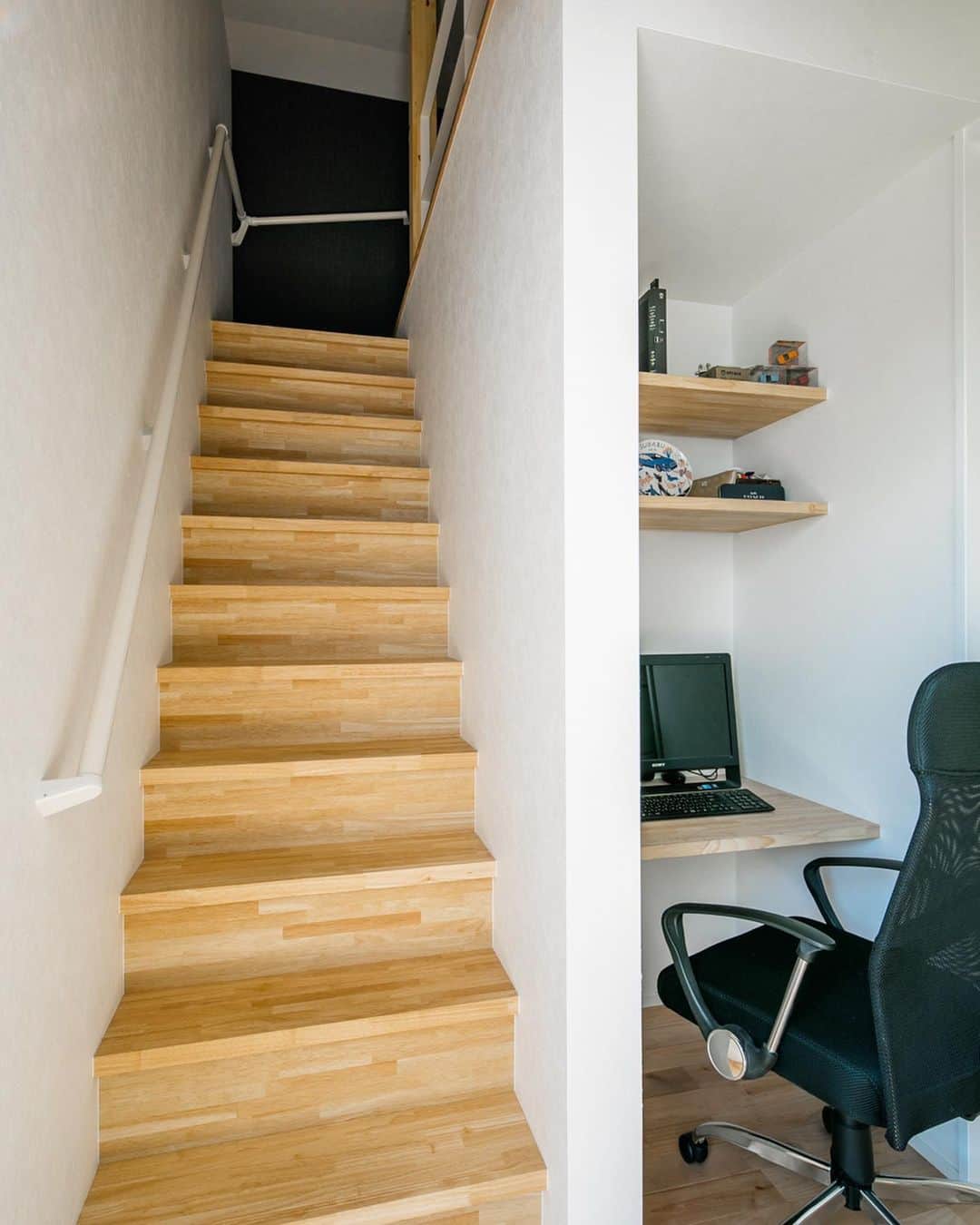 ルポハウス一級建築士事務所さんのインスタグラム写真 - (ルポハウス一級建築士事務所Instagram)「・ ・ ・ ロフトに上がる階段横に、ちょっと立ち止まれるワークスペースを。 ・ 家族の居場所を感じながら、一人になりたい空間を確保できます。 ・ ・ ・ 𓐌𓐌𓐌𓐌𓐌𓐌𓐌𓐌𓐌𓐌𓐌𓐌𓐌𓐌𓐌𓐌𓐌𓐌  ルポハウスの施工事例はこちらまで☞ @reposhouse  𓐌𓐌𓐌𓐌𓐌𓐌𓐌𓐌𓐌𓐌𓐌𓐌𓐌𓐌𓐌𓐌𓐌𓐌 #ルポハウス は#ちょっとかっこいい家 を"友人のために" という思いでつくっています。 一生に一度の#マイホーム。 「あなたにしかできない」×「ルポハウスだからできる」で、 私たちだけの#家づくり を思いっきり楽しんでみませんか？！ ・ ・ ・ #住宅 #注文住宅 #新築一戸建て #シンプルな暮らし #デザイナーズ住宅  #一級建築士事務所 #設計事務所 #design #simple #滋賀県大津市 #滋賀県草津市 #滋賀県栗東市 #ワークスペース #階段横 #ロフト階段 #階段インテリア #シーリングファン #吹き抜けのある家」5月12日 11時57分 - reposhouse