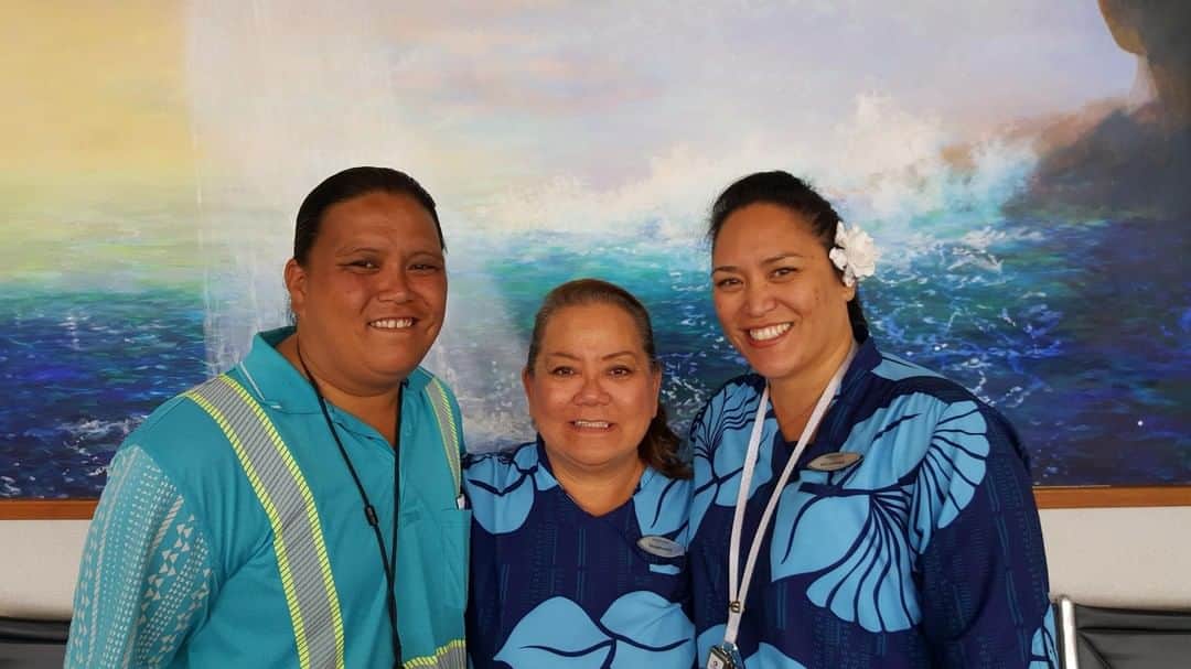 ハワイアン航空さんのインスタグラム写真 - (ハワイアン航空Instagram)「#ハワイアン航空 は"ohanaー家族"の精神のもと、仕事仲間も家族のように助け合って、業務を成し遂げます。そんな中、本当の#ohana として頑張っている従業員もいます。 #母の日　＃お母さんありがとう 💝  左から： Joanna Holi（ランプエージェント）、Stephanie Maikui-Holi 、 Rhiannon Holi Ching （共にカスタマーサービス）」5月12日 12時00分 - hawaiianairlinesjp