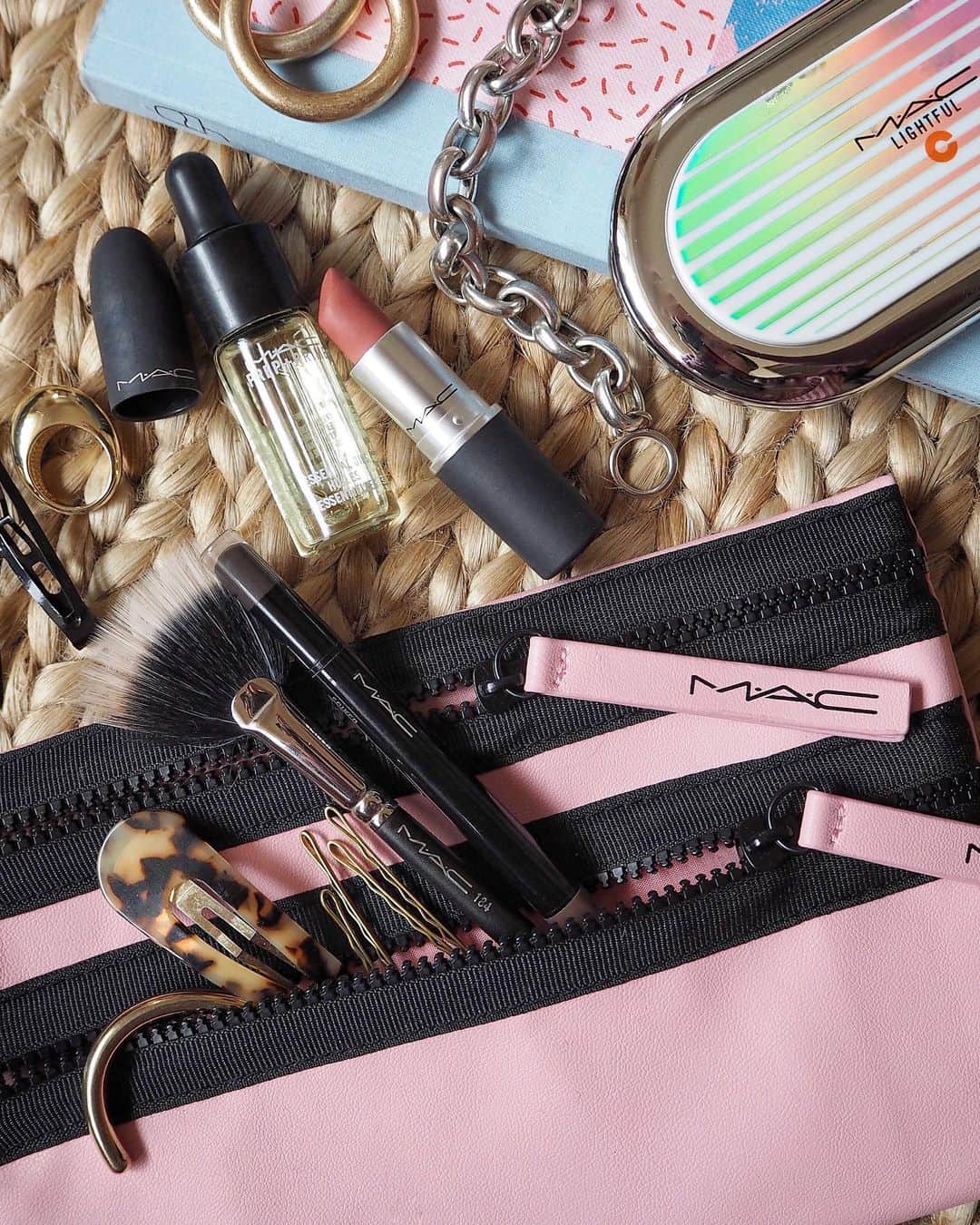 M∙A∙C Cosmetics Japanのインスタグラム：「⠀ ＼オンライン限定！本日最終日！！／ ⠀ 母の日ポーチプレゼント🌹 ⠀ 本日5/12まで、オンラインショップで7,000円(税抜)以上のご購入で 母の日限定マルチポーチをプレゼント*🎁 日頃の感謝の気持ちを届ける、 ギフトにぴったりのアイテムもご紹介しております。 ⠀ *M･A･C公式オンラインショップにて、なくなり次第終了となります。 ⠀ DESIGN: M·A·C ARTIST RINO KASAI @rino416⠀@macprotokyo PHOTO: @takaki_iwata ⠀ ⠀ ⠀ ⠀ ⠀ ⠀ #MACCosmeticsJapan #MACコスメ #MACCosmetics #MyArtistCommunityJP #MACArtistChallenge #MAC #コスメ #メイク #MACMOTHERSDAY2019 #MACマザーズデイ2019 #MACMOTHERSDAY #MACマザーズデイ #母の日 #母の日ギフト #ポーチ #POUCH #THANKYOUMAMA #LOVEYOUMAMA #限定」