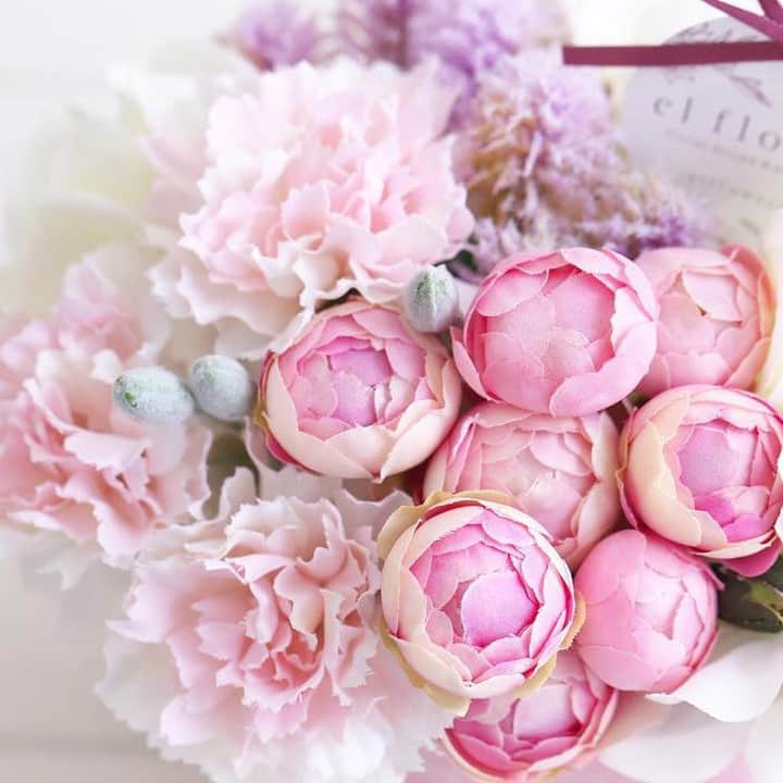 TWANY officialさんのインスタグラム写真 - (TWANY officialInstagram)「＊﻿ LaraBouquet Presents﻿ 💐Seasonal Bouquet💐﻿ ﻿ ララブーケのカラーアイテムは、﻿ 花にまつわるストーリーから誕生しています🌸﻿ ﻿ トワニー公式アカウントでは、﻿ 季節のお花や生活を彩るお花など、素敵なブーケをピックアップしてご紹介！🌹 ５月は、母の日のブーケ💐﻿ ブーケに感謝の気持ちを込めてもよし、﻿ 人気のボックスフラワーでオシャレを演出しても素敵です。﻿ 皆さまぞれぞれの母の日が、素敵な一日になりますように…🌷 暮らしには四季折々の花を、﻿表情にはカラーアイテムで華を🌸﻿ ﻿ Photo by @elflowers_official さん﻿ ﻿ #トワニー#twany#ララブーケ#larabouquet#花のある暮らし#花のあるくらし#花のある生活#花のある部屋#花のある景色#花好きな人と繋がりたい#花好き#花束#花束アレンジ#フラワーアレンジ#フラワーアレンジメント#ブーケ#フラワーブーケ#オリジナルブーケ#ボックスフラワー#ボックスフラワーアレンジメント#母の日#母の日🌹#母の日プレゼント#母の日ギフト#母の日アレンジメント#母の日アレンジ#母の日フラワー#母の日フラワーギフト#母の日フラワーアレンジメント#母の日のプレゼント」5月12日 12時00分 - twany_jp