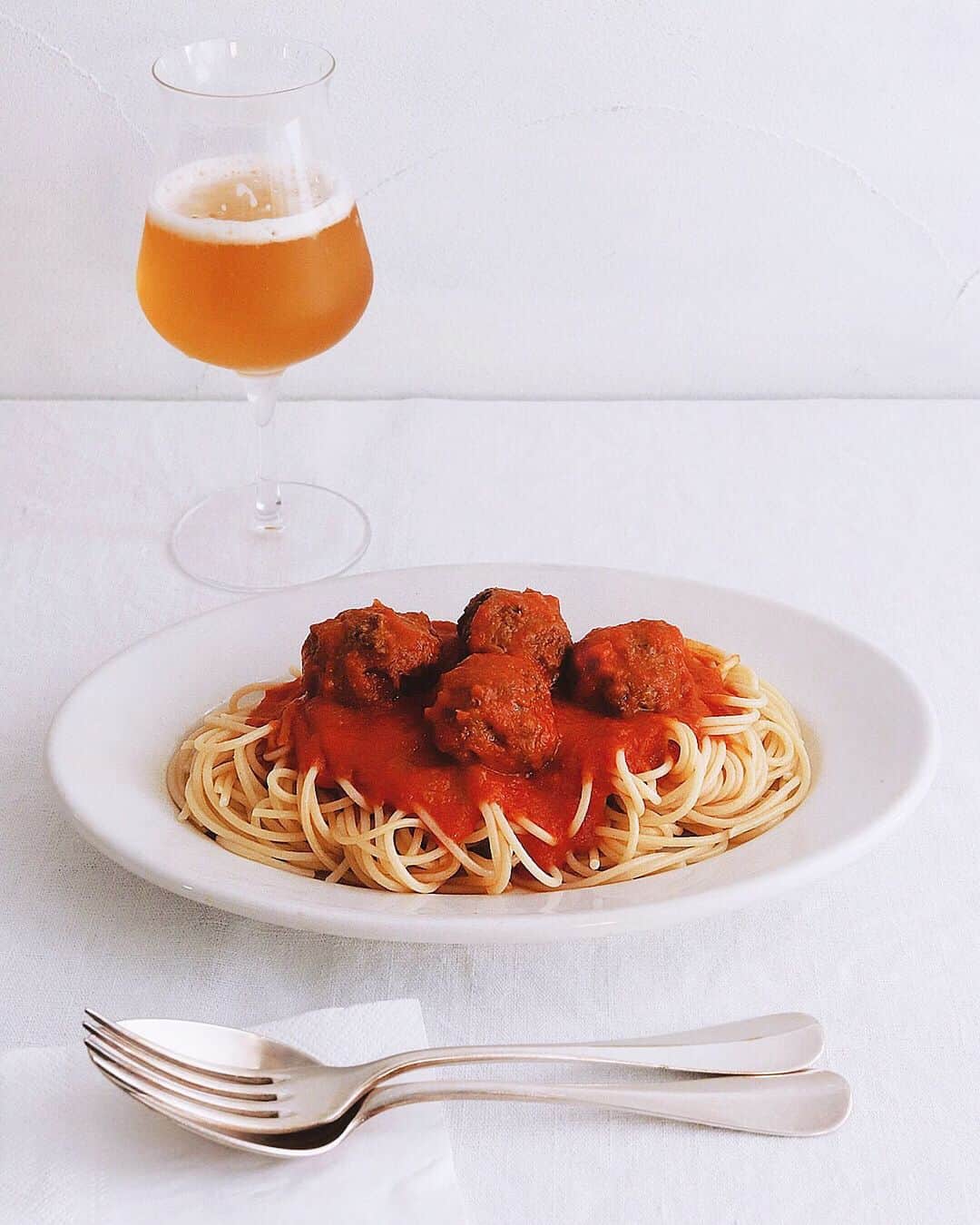 のインスタグラム：「Spaghetti and Meatballs. . 日曜日のランチに 定番スパゲッティ ＆おいしいビール。 . . #spaghettiandmeatballs #ミートボール #スパゲッティ #パスタ部 #ジブリ飯 #カリオストロの城パスタ #スパゲッティカリオストロ #わんわん物語 #クラフトビール #ルイジボルミオリ #brewdog #hopfiction #americanpaleale」