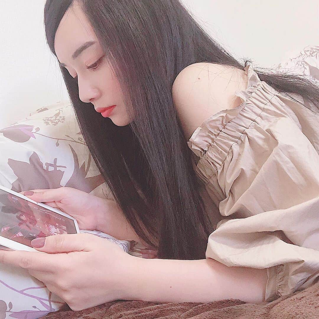 天野ゆうかさんのインスタグラム写真 - (天野ゆうかInstagram)「. . . 調べもんしなあかんのに 見だしたら止まらへん人← . . . . 👩🏻‍💻🎼 #長なるやつやん . . . . #ゴロゴロタイム #調べもん #広島のお好み焼き屋さん検索 #中区か広島駅付近に絞るも #どこがええんかわからへん #結果脱線しよる #横分け野郎 #はよせえって声が今にも聞こえてきそうです #ipad #youtube  #PV」5月12日 12時02分 - yucca_official