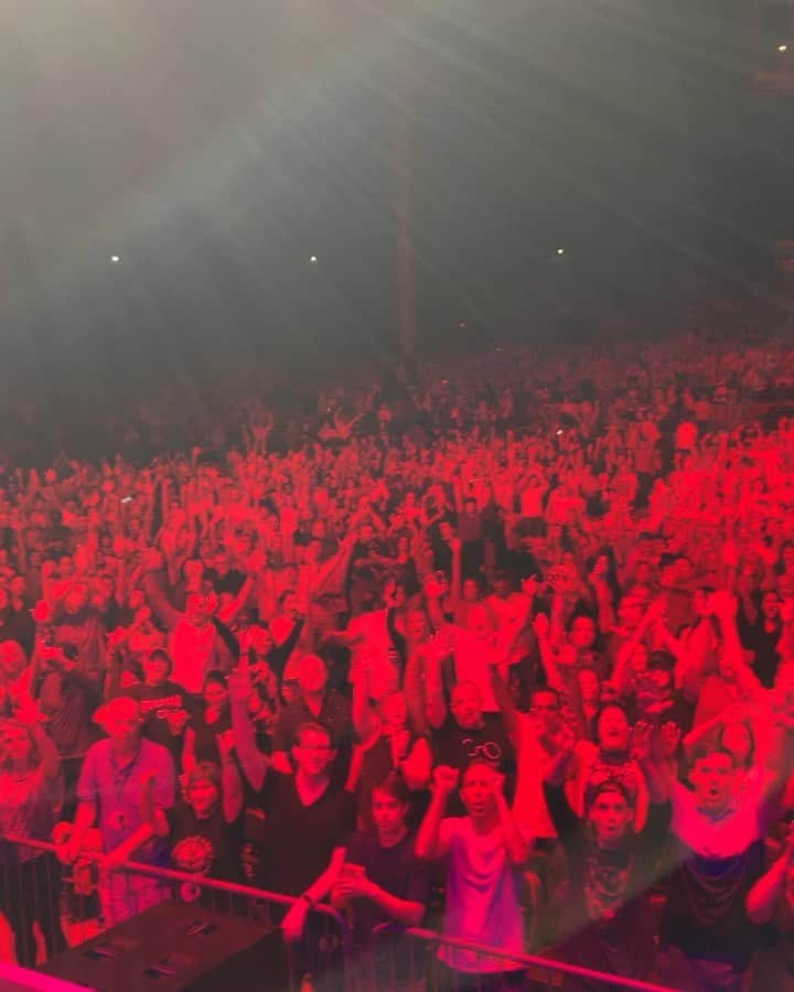 ブライアン・アダムスのインスタグラム：「Alpharetta, Georgia...thank you for such a beautiful rockin night!! ❤️you! #bryanadamsshinealight」