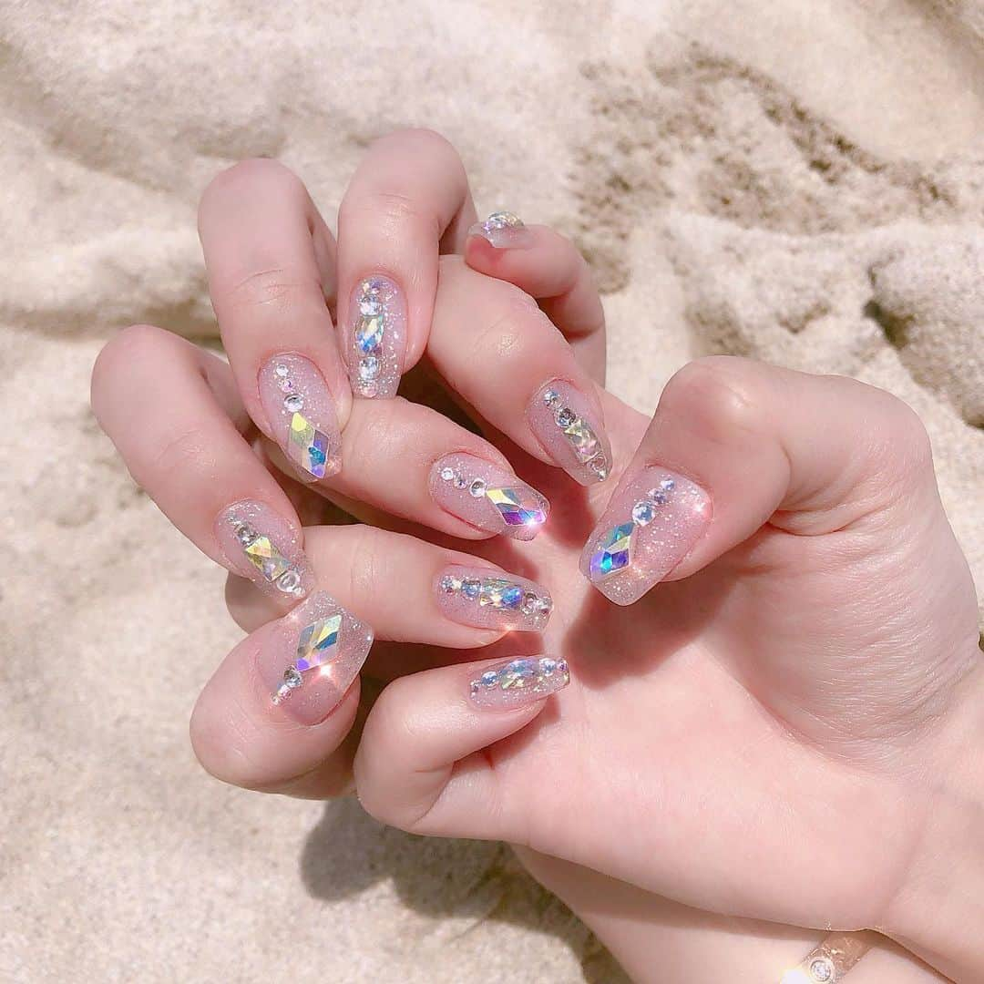 紗蘭さんのインスタグラム写真 - (紗蘭Instagram)「💖💎New Nail💎💖 ハワイのためにキラキラネイルにしたよ🤩✨ 海とか砂浜との相性抜群だった〜💖💖 やっぱり私はキラキラ大好き✨✨✨ かいくんいつもありがとう💕 #pinkrosewindow #newnail #nail」5月12日 12時11分 - saracchidayo